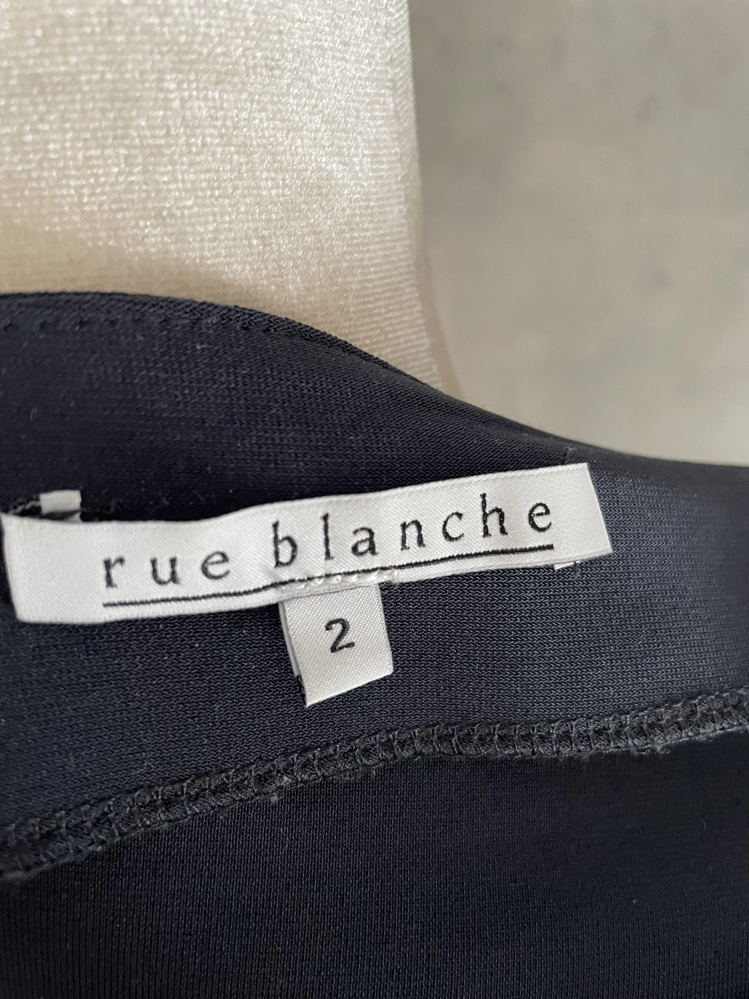 Brand tag close-up confirming "rue blanche" size 2.