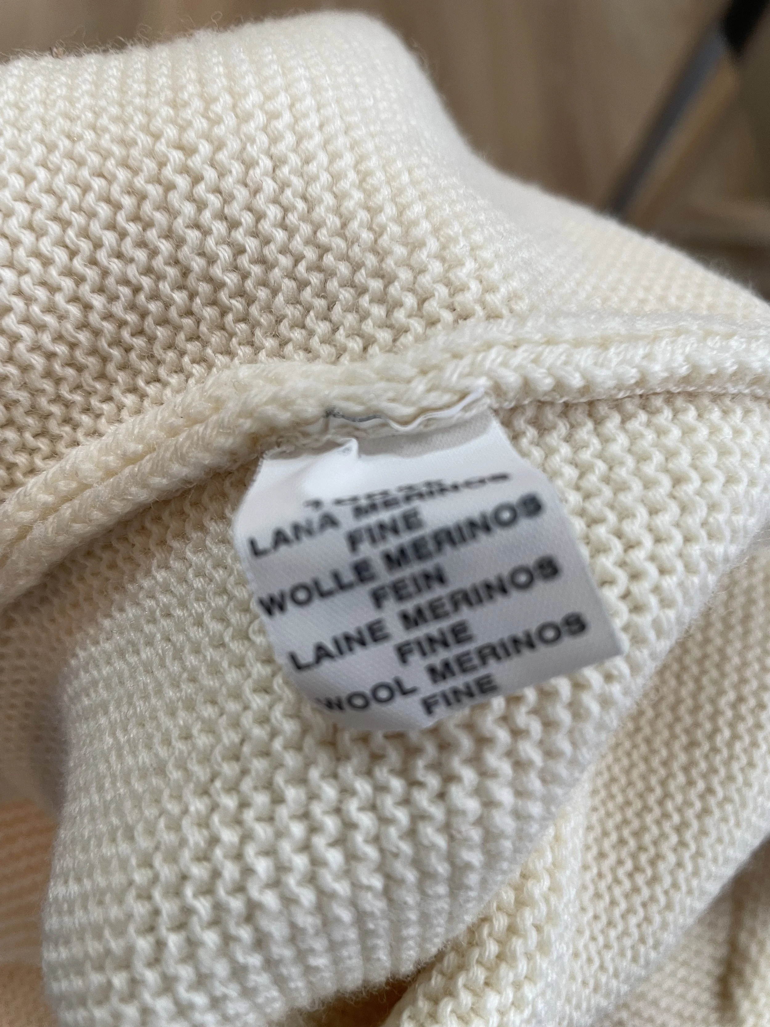 Insieme-merinowool-vneck-offwhiteIMG_8579.jpg