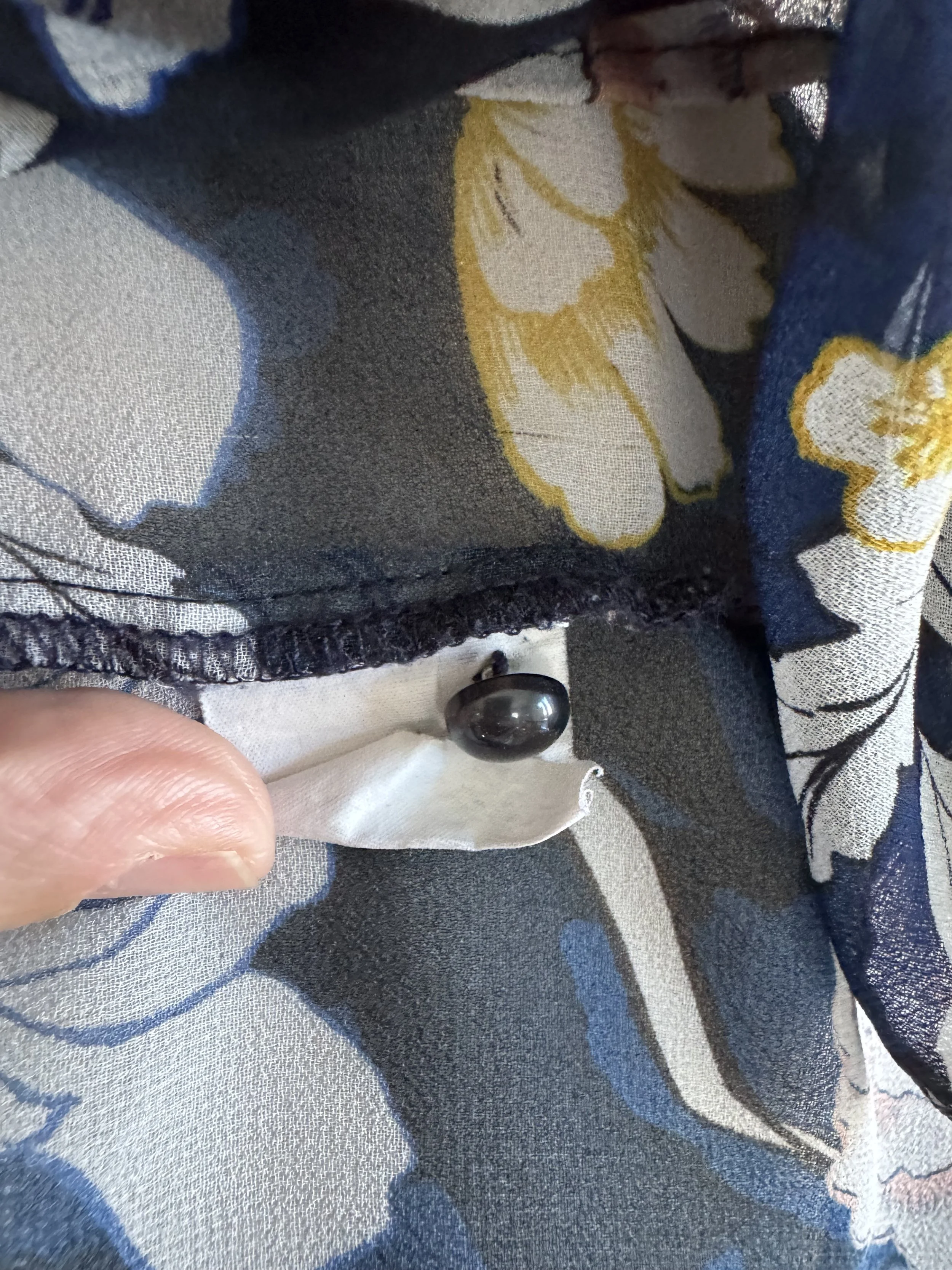 Detail shot of the Gigue navy blouse collar, demonstrating the professional tailoring and quality finishing.