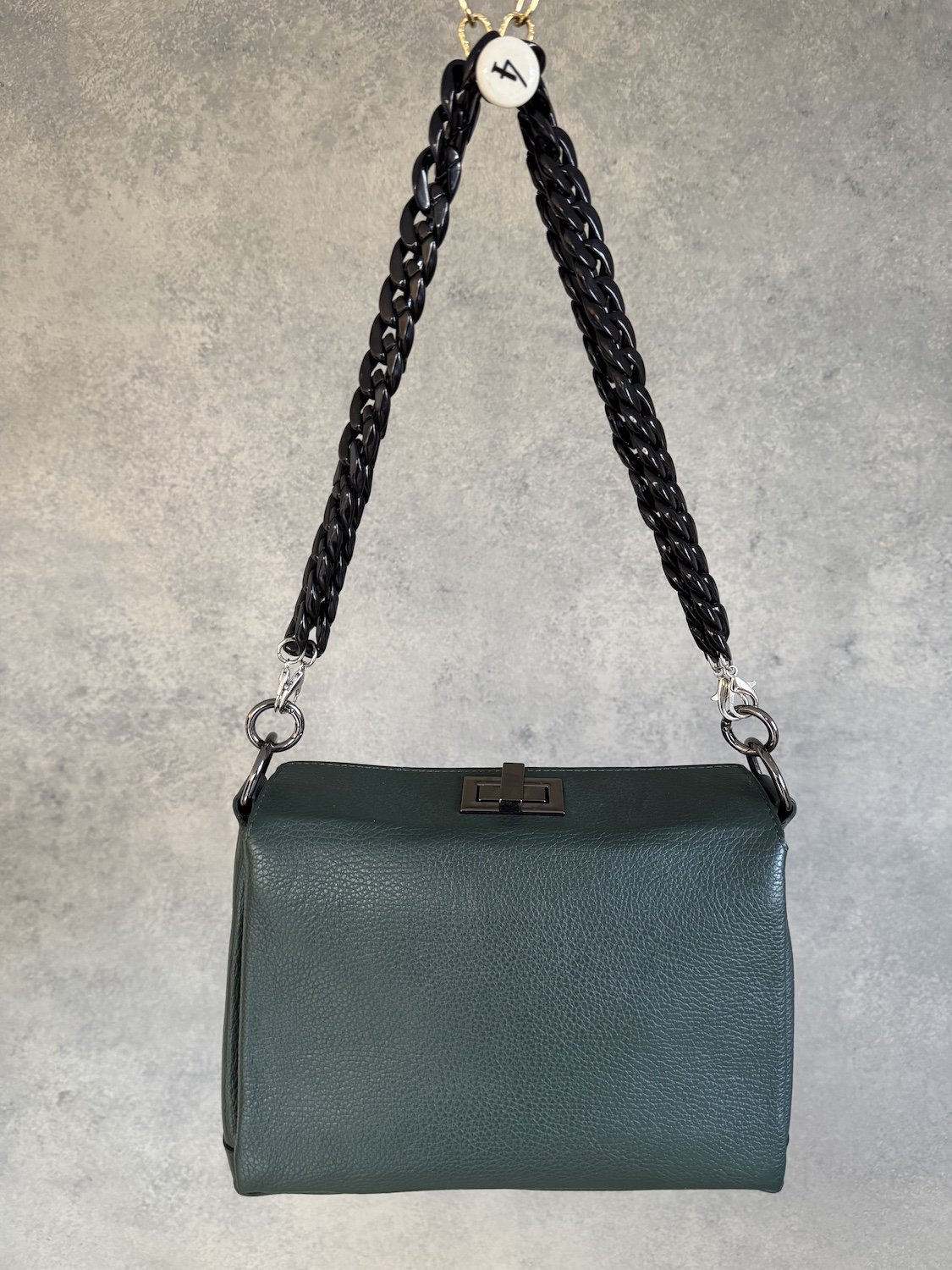Rückseite der minimalistischen Viola Castellani Ledertasche mit dunkler Verschluss-Schnalle
