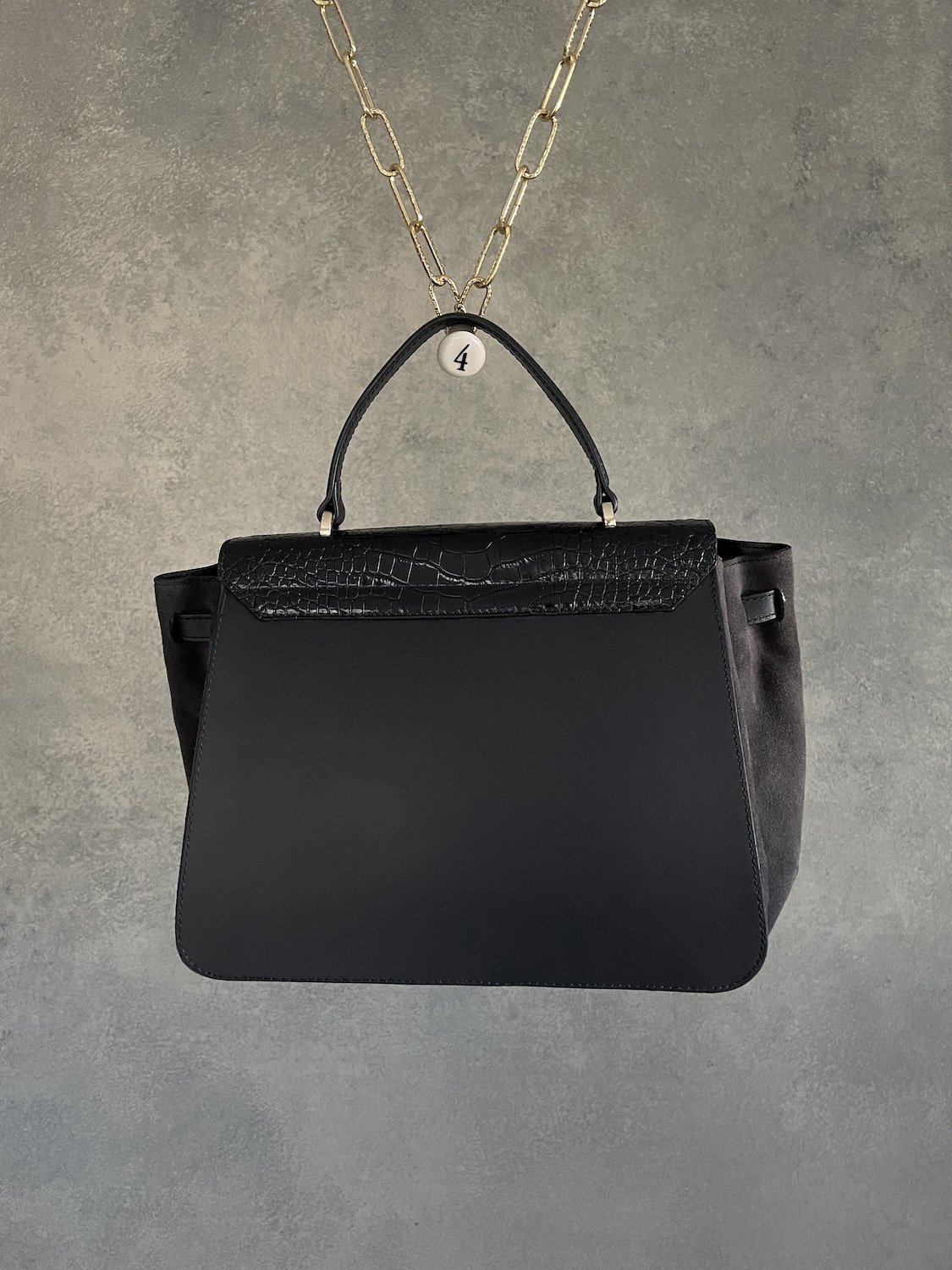 Rückseite der strukturierten schwarzen Maison Héroïne Handtasche aus glattem Leder