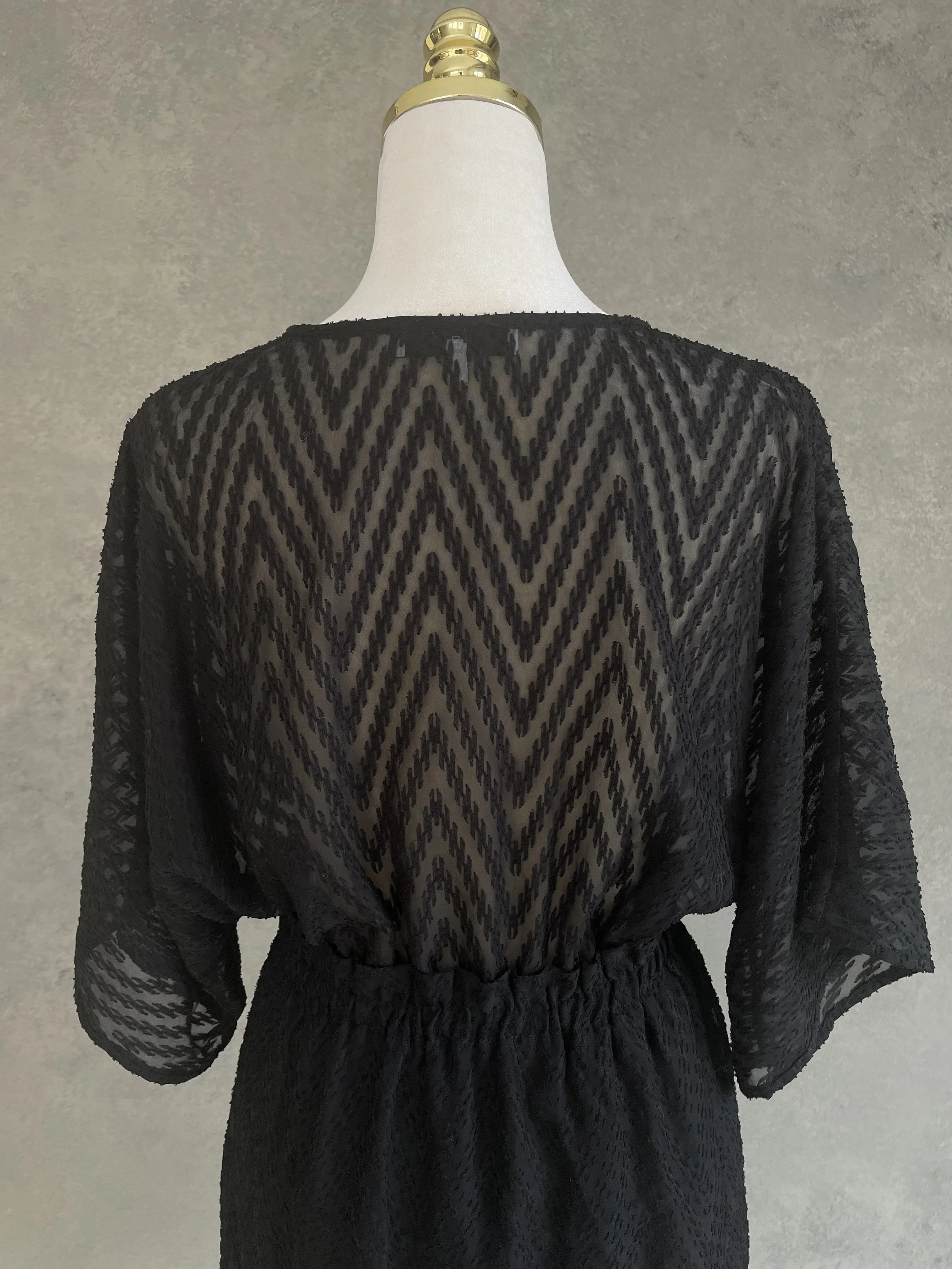 Iro Kleid Schwarz, Rückansicht mit Sonnenlicht-Detail