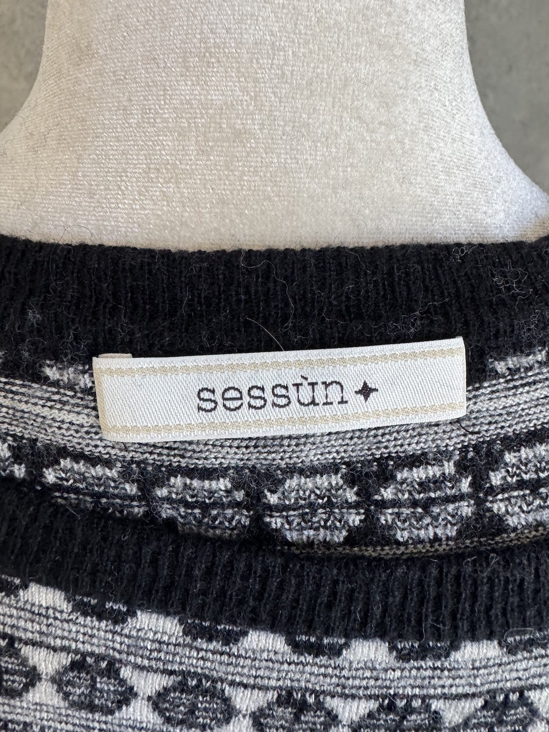 Sessún interior brand neck label with metallic gold thread detail