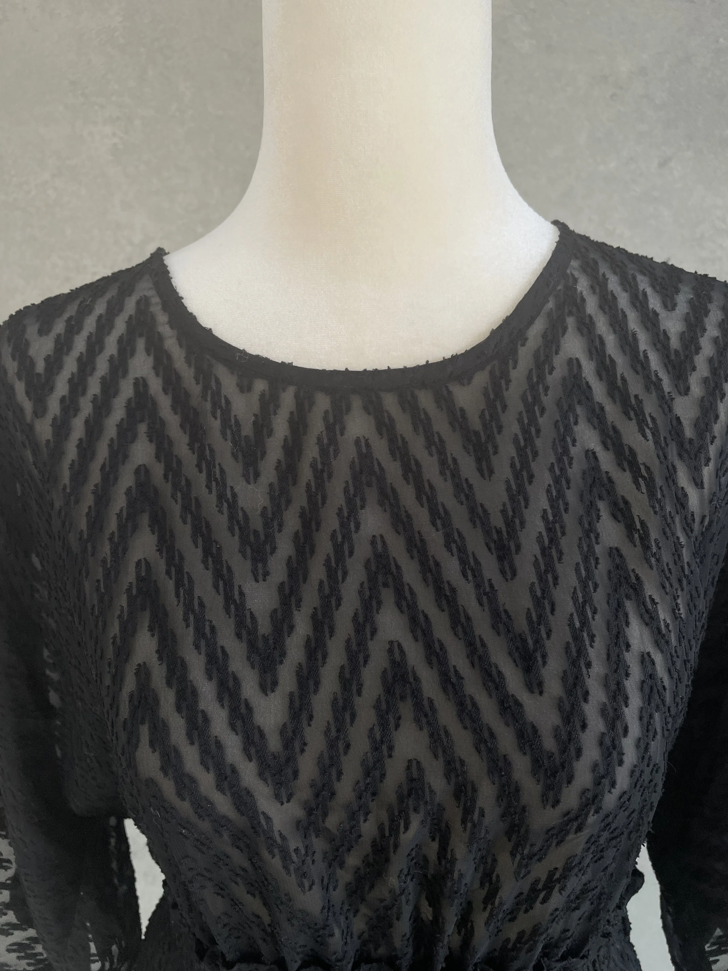 Iro Kleid Detail, Fokus auf den Ausschnitt