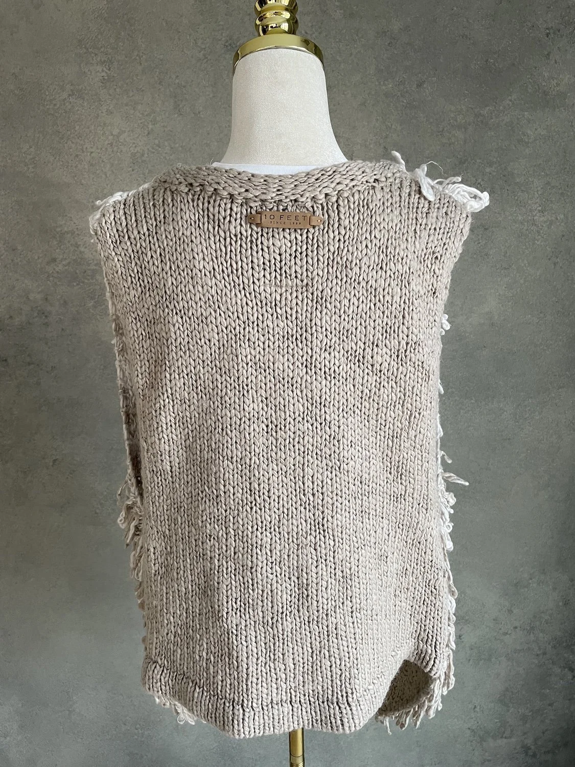 Back view of the structured stockinette-stitch back with leather patch at the nape