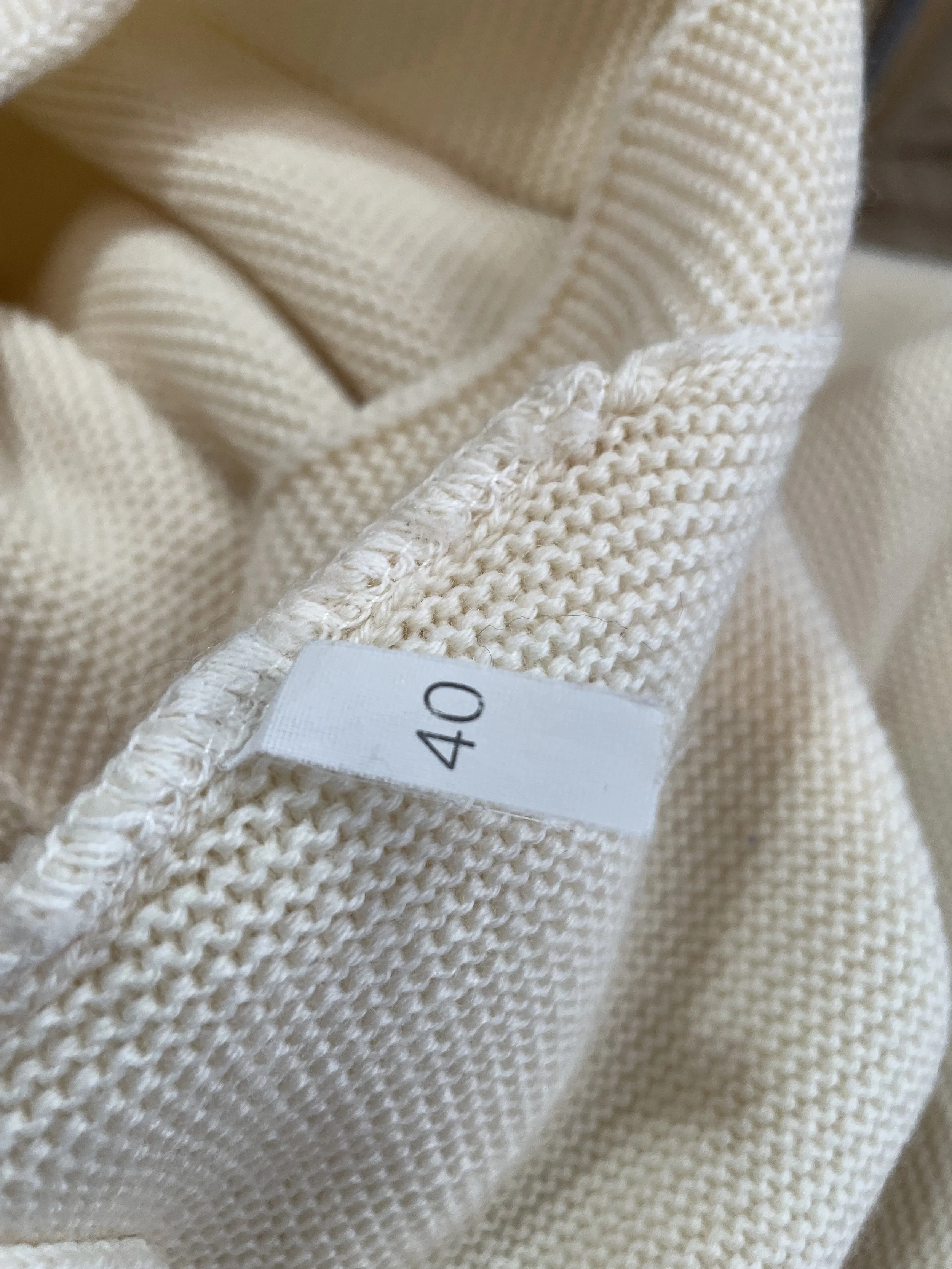 Insieme-merinowool-vneck-offwhiteIMG_8580.jpg
