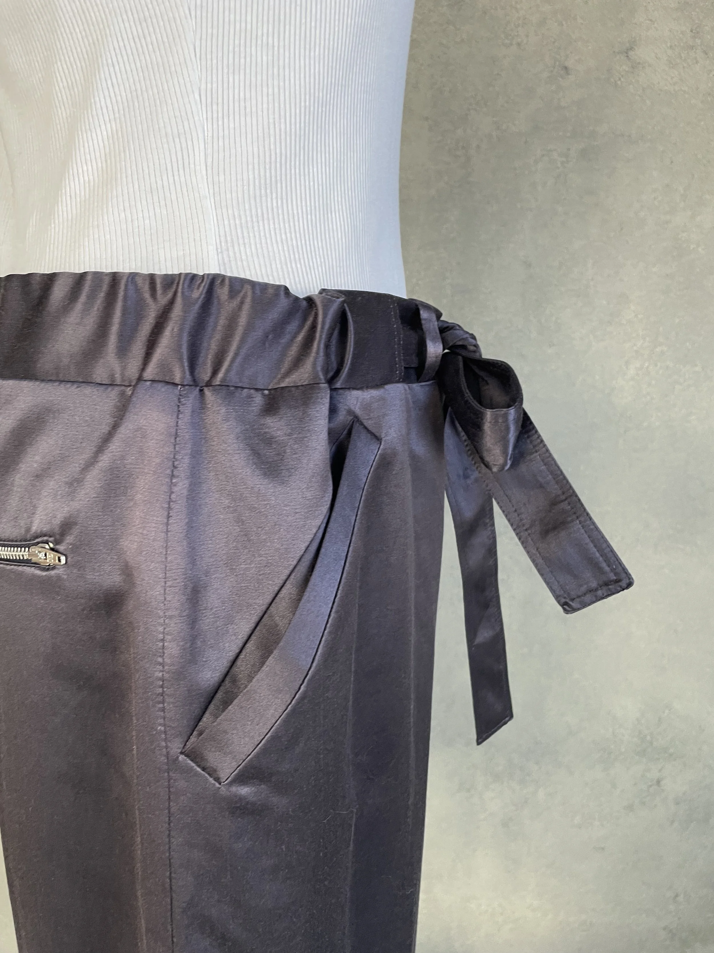 Side profile of the Presque Fini skirt showing the fit and drape of the fabric on a mannequin.