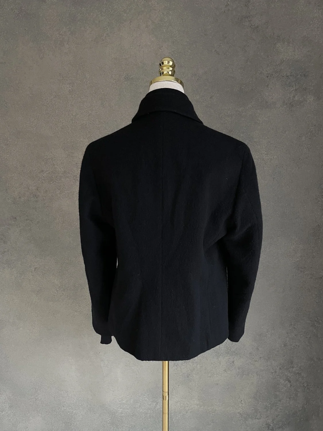 Gigue short black coat back view on mannequin