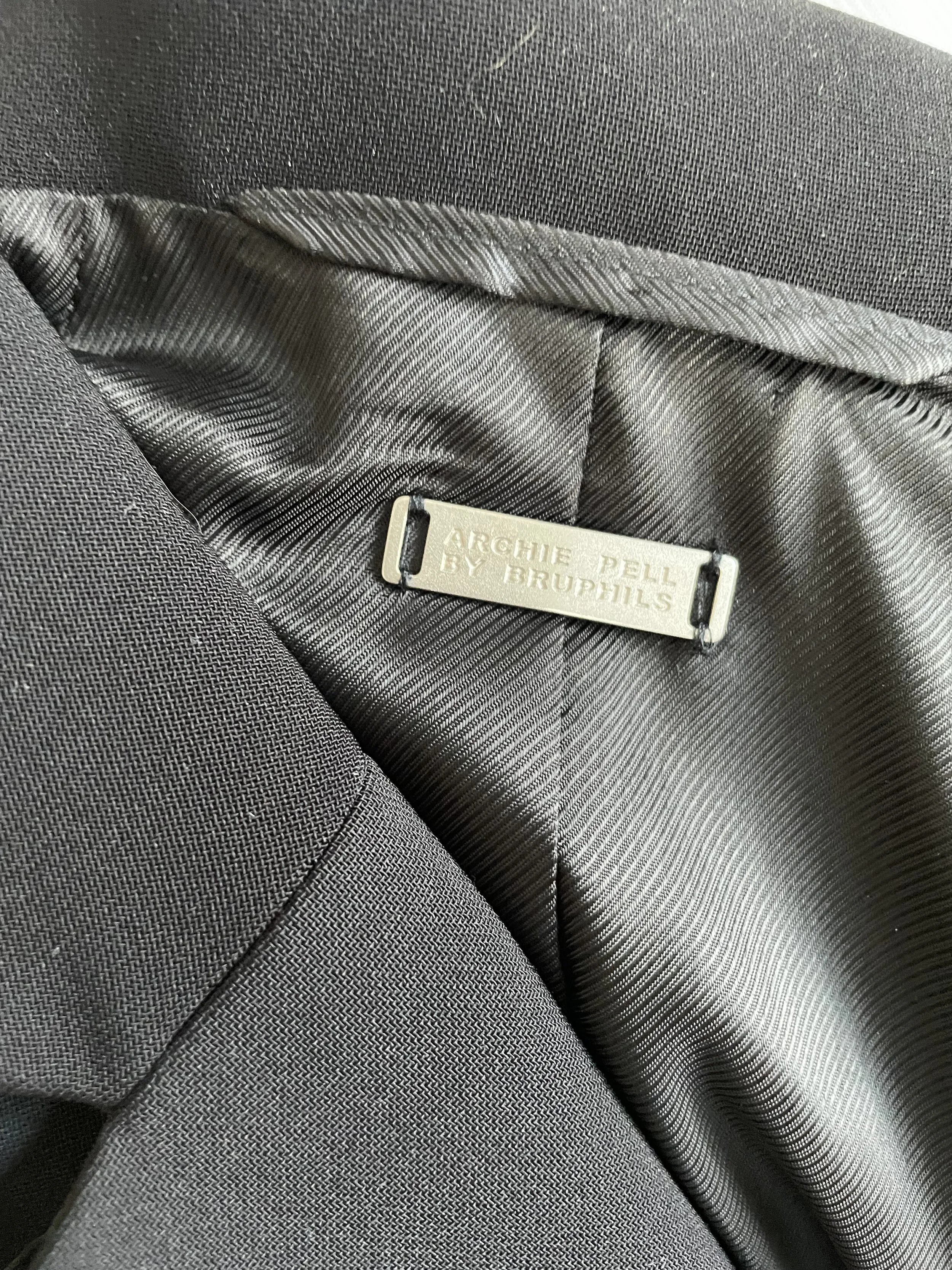 Interior label showing "Archie Pell by Bruphils".