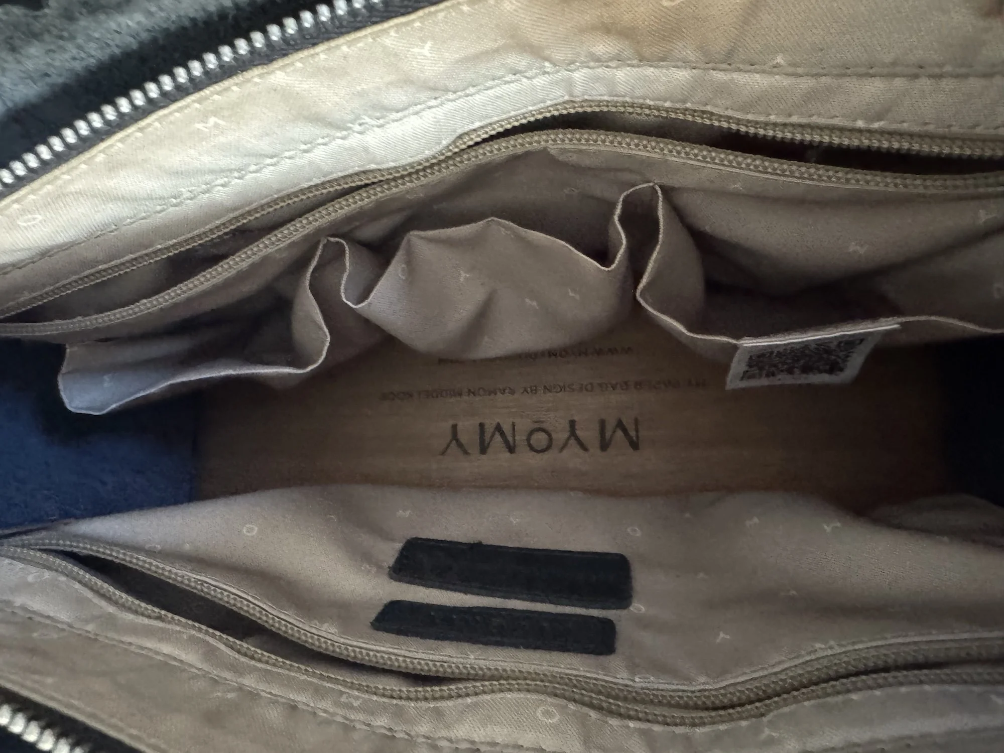 Blick in das helle Innenfutter der MYOMY Tasche mit Fach-Aufteilung und eingeprägtem Designer-Schriftzug