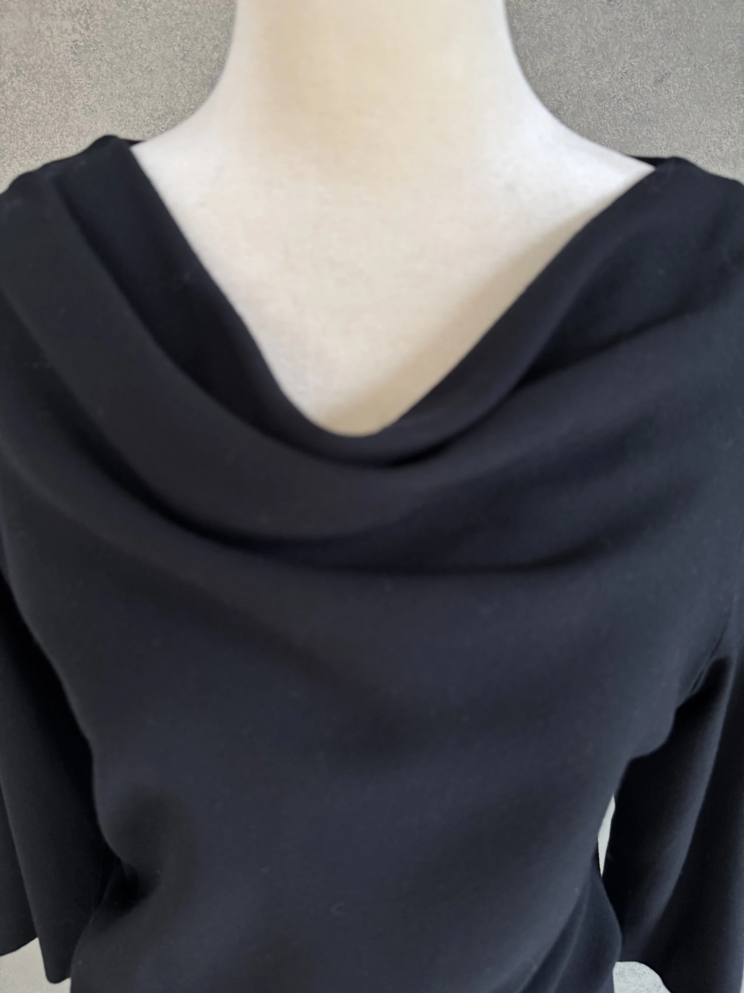 Rue Blanche Kleid Schwarz, Fokus auf die Drapierung