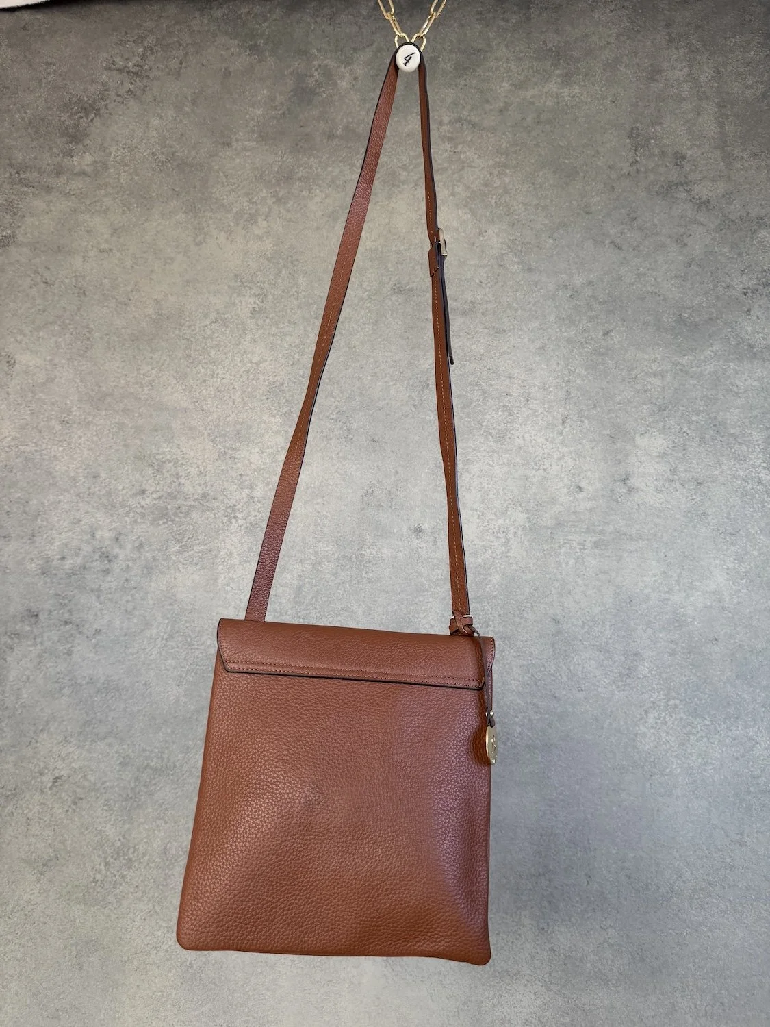 Rückseite der minimalistischen Neuville Leder-Umhängetasche in Cognac mit feiner Nahtverarbeitung