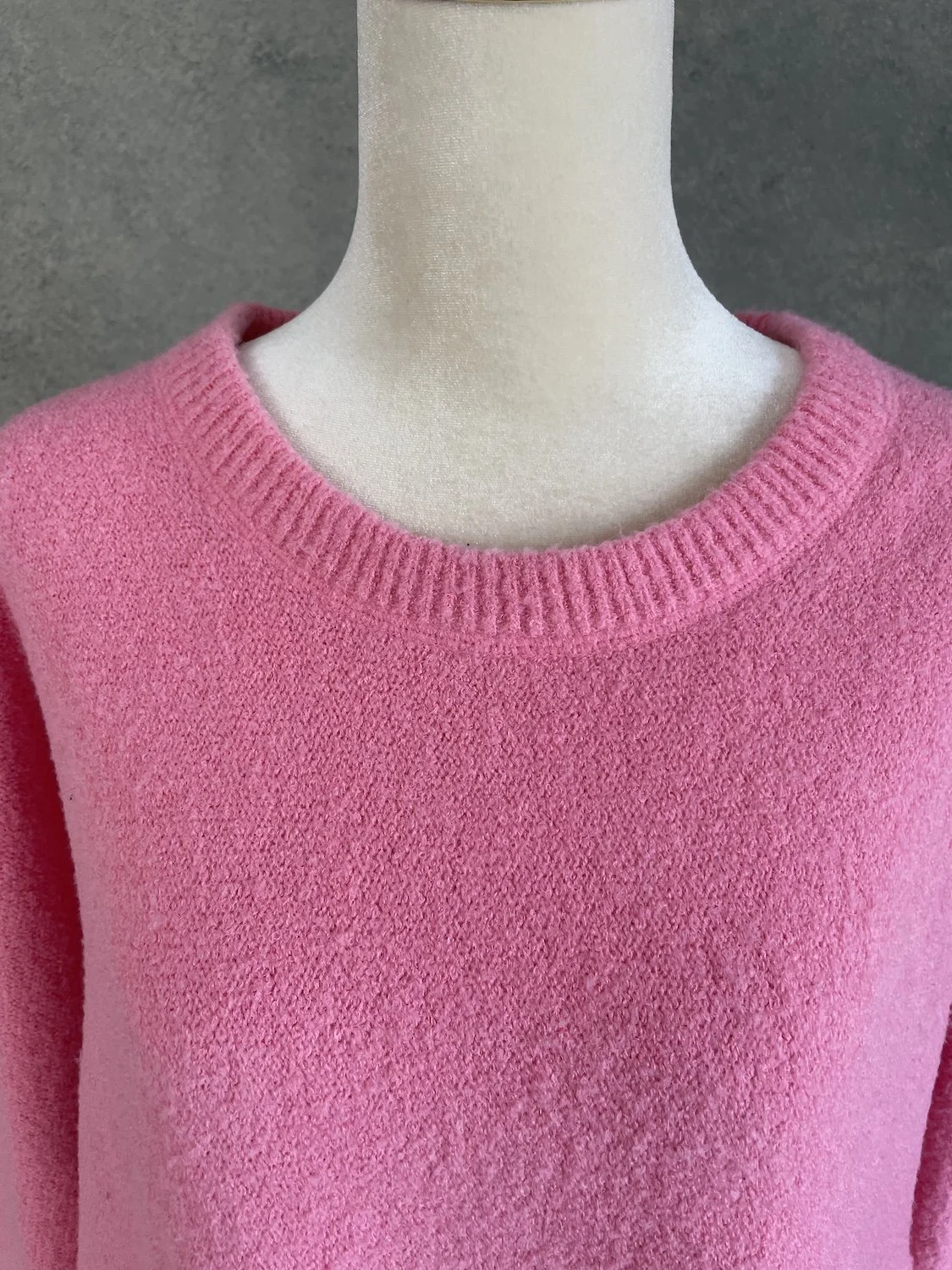 Essentiel Antwerp pink jumper ribbed crewneck and neck opening close-up