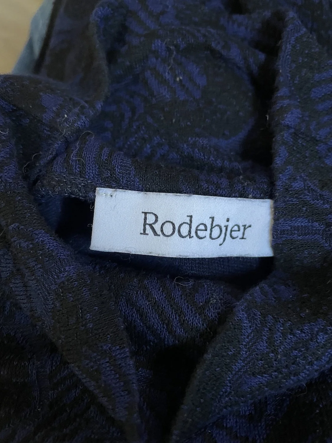 Rodebjer white brand label stitched inside dark navy printed high-neck collar