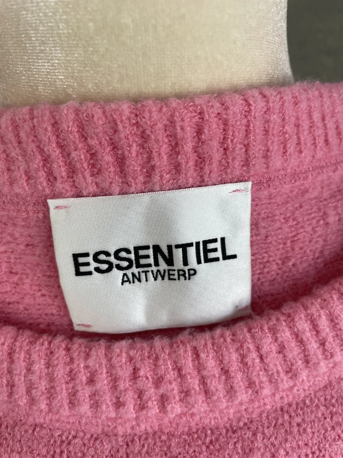 Essentiel Antwerp interior brand neck label close-up