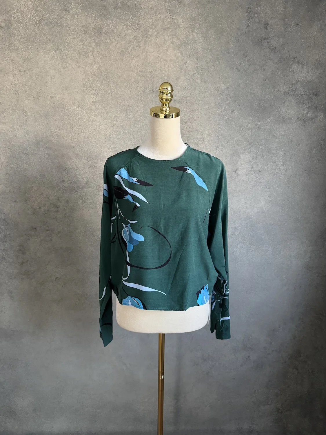GESTUZ Emerald Floral Cropped Blouse