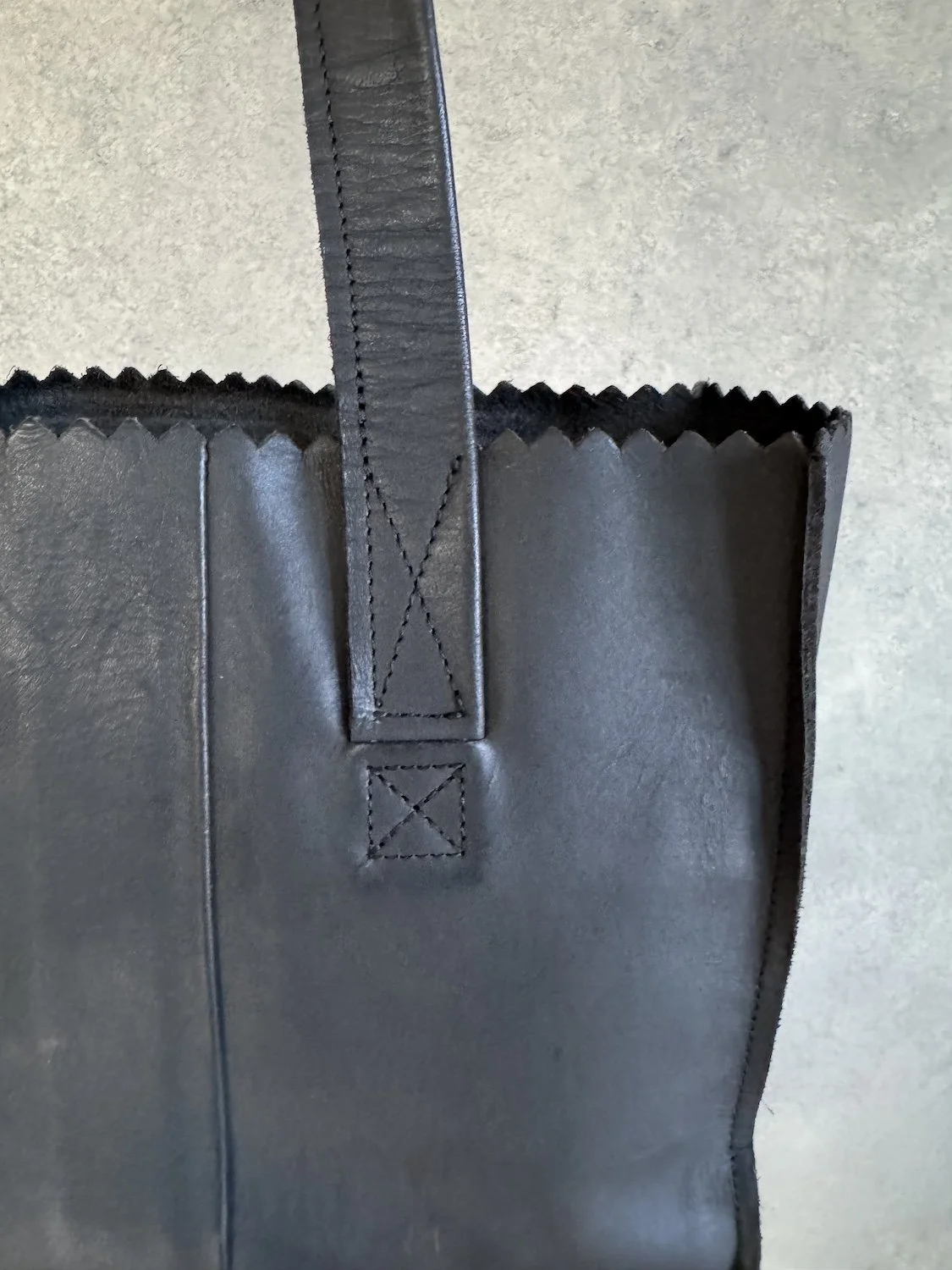Detailansicht der flachen Seite und des Zickzack-Musters an der Kante des MYOMY Shoppers