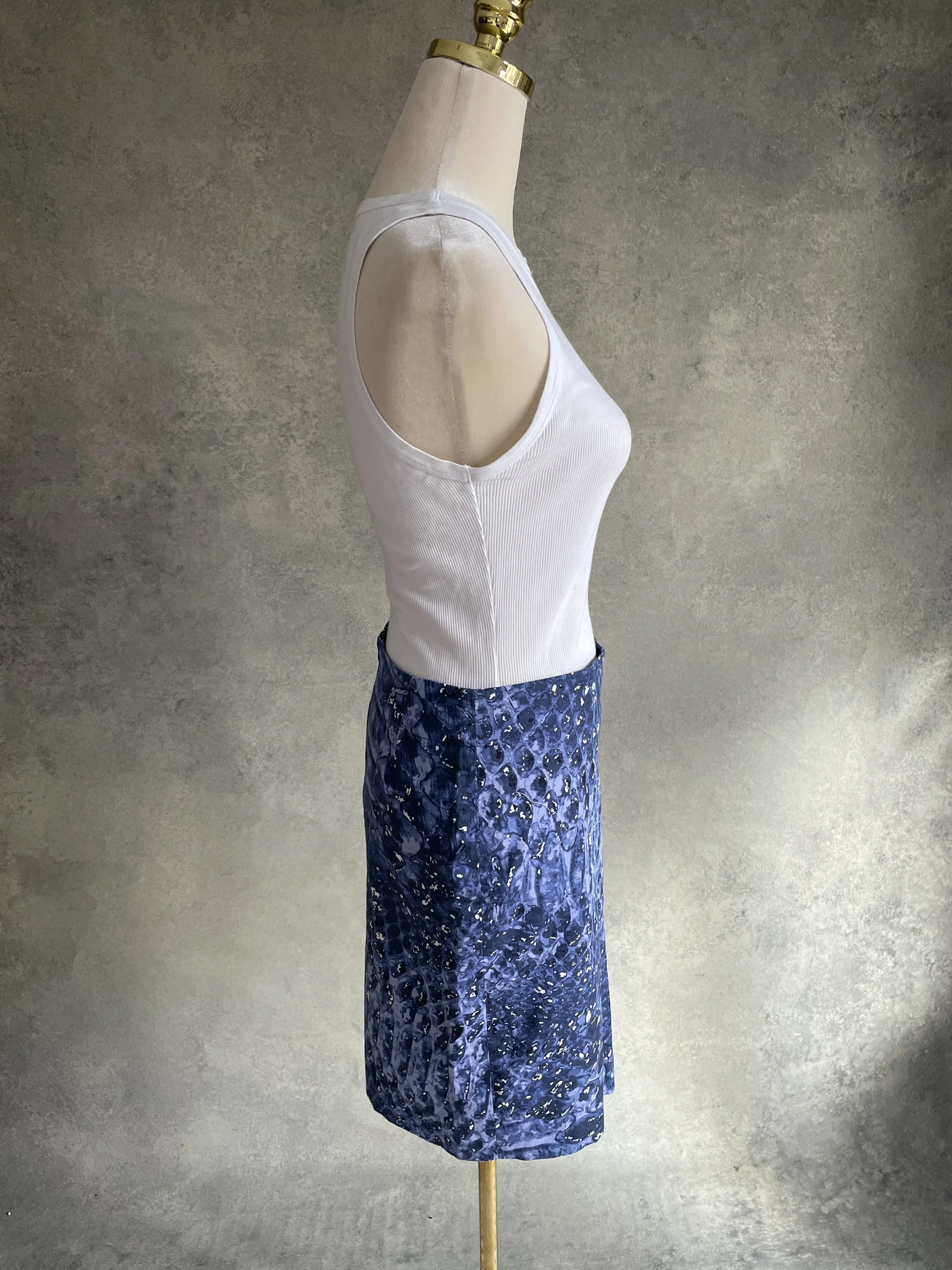 Side view of Gigue graphic print skirt showing structure and fit.