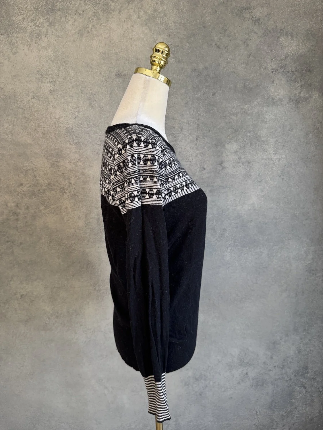 Sessún black and white patterned yoke profile view on mannequin