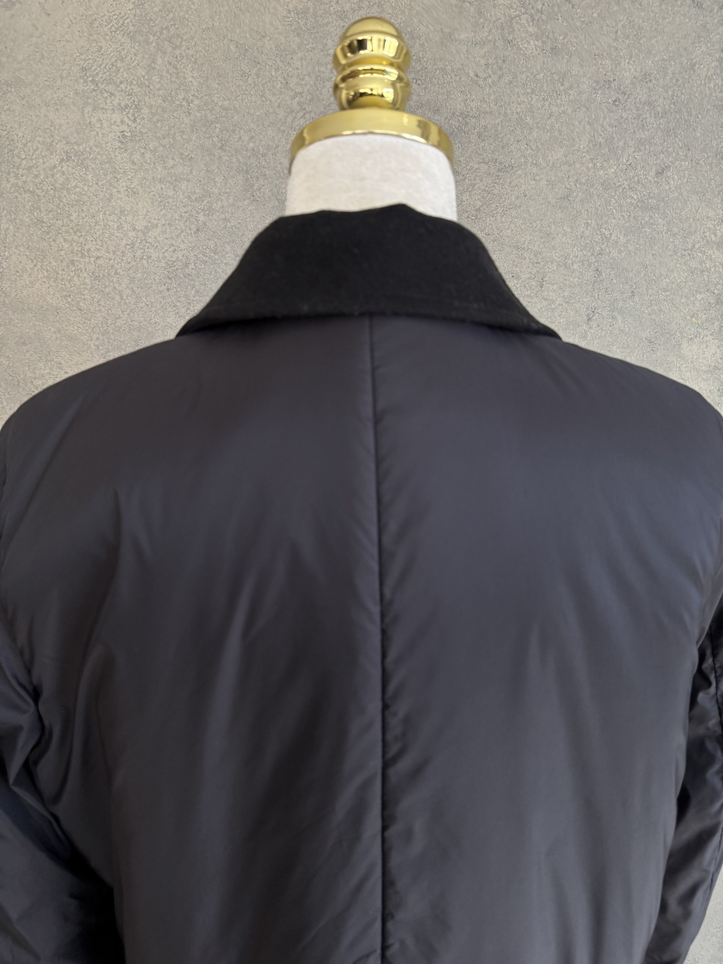 Close-up of the upper back area and collar from behind.