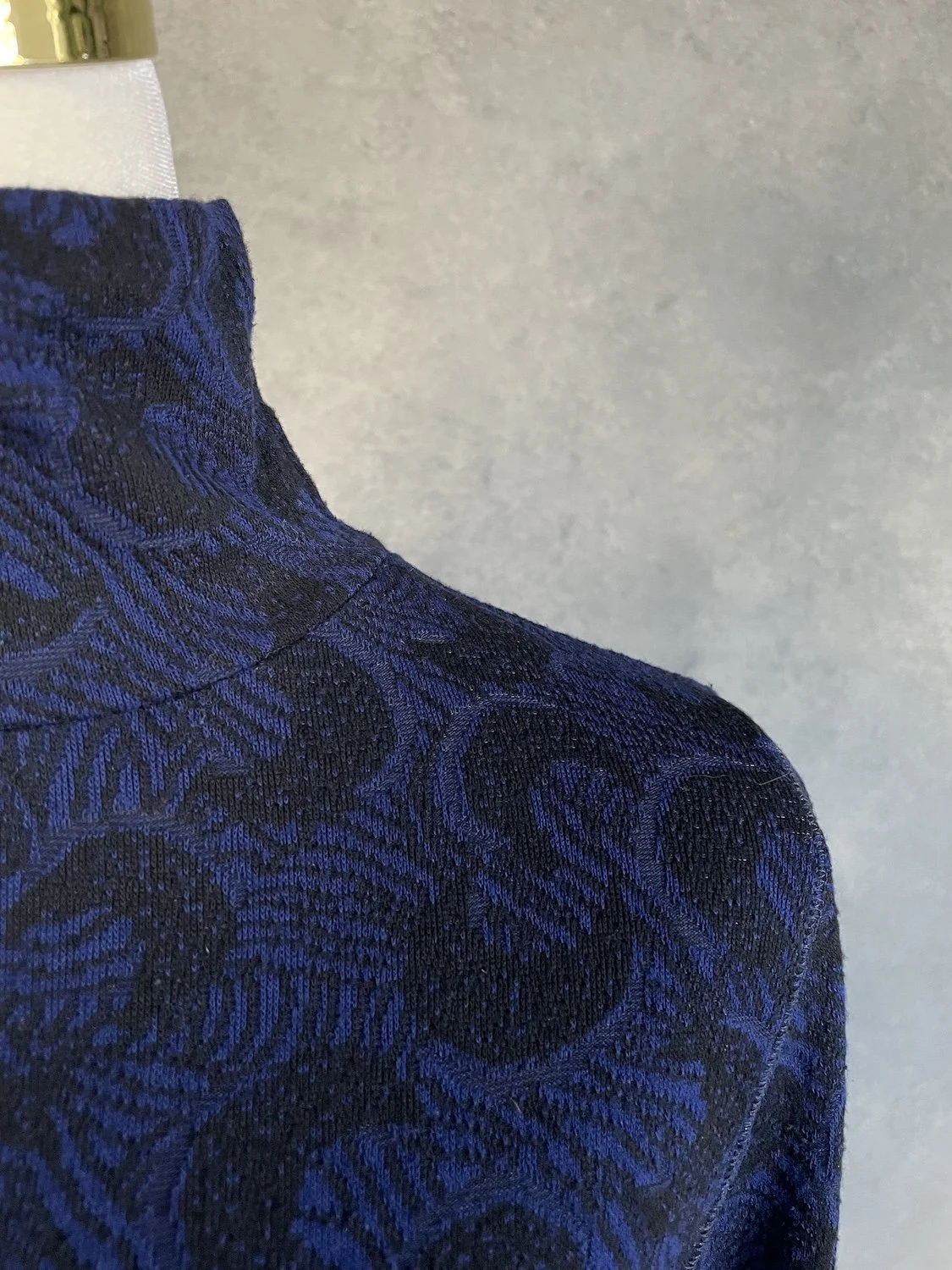 Rodebjer Kienna Moon abstract crescent moon print close-up on shoulder seam