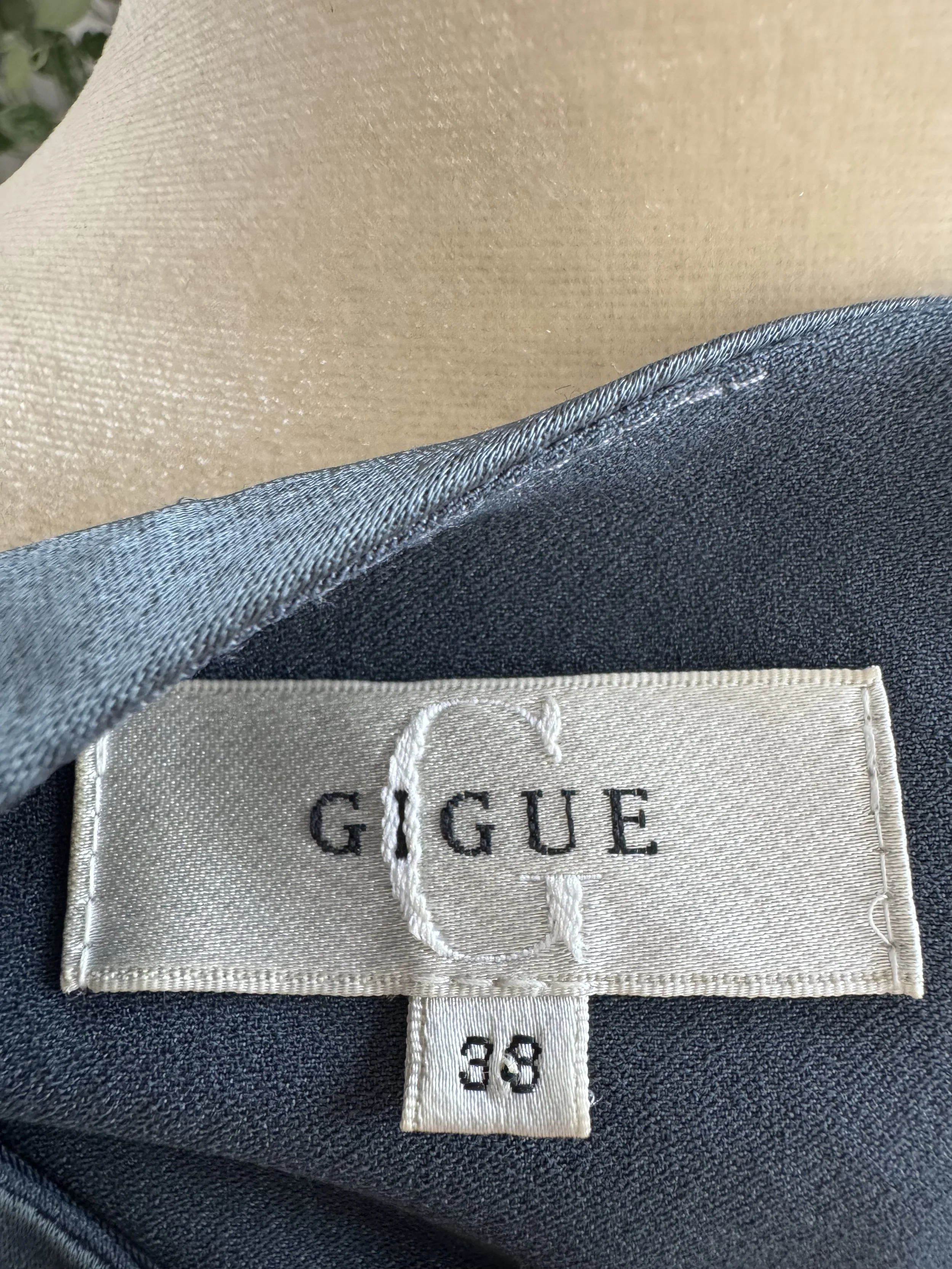 Gigue Markenlabel und Materialhinweis Detail