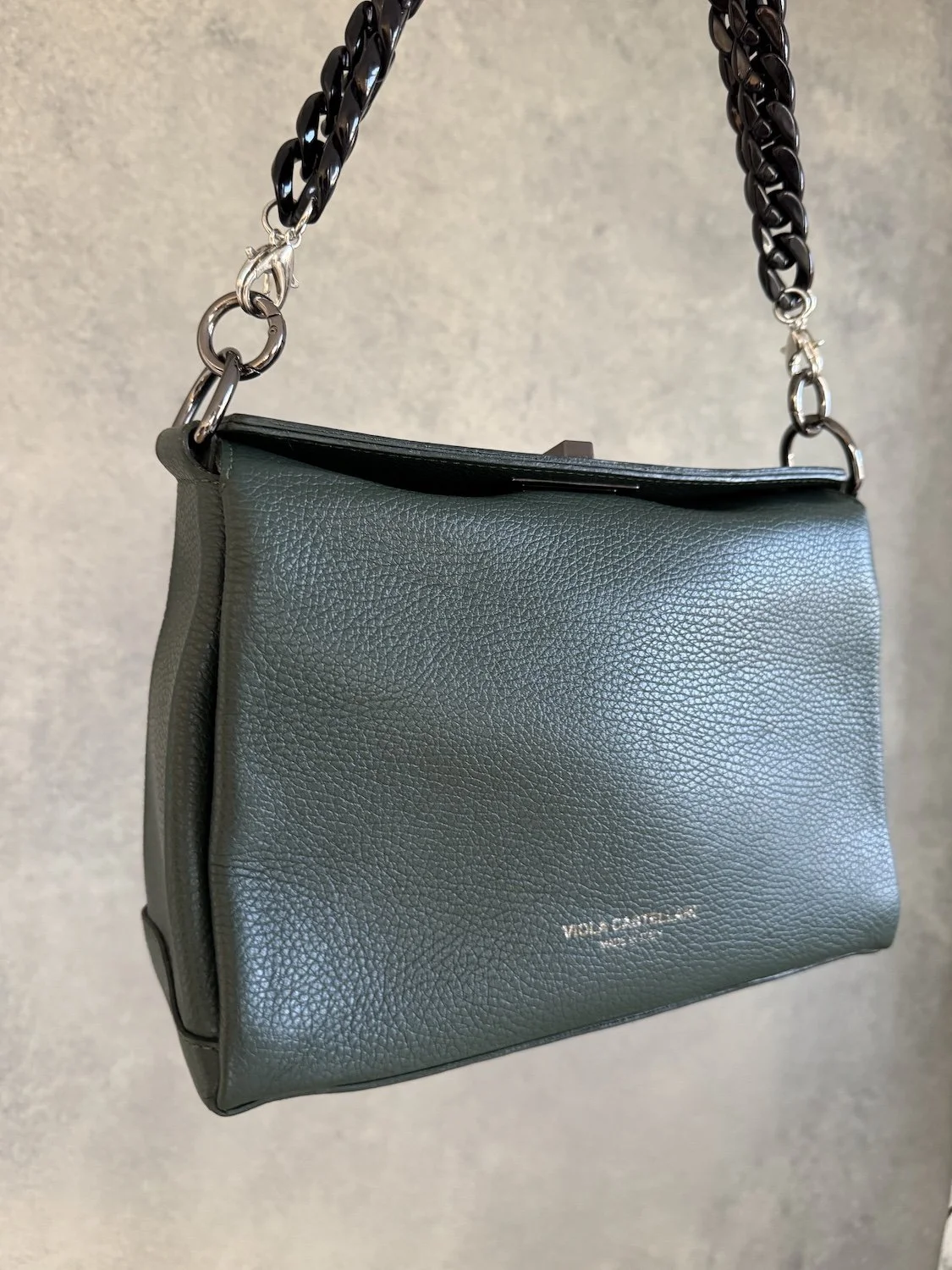 Seitenprofil der edlen dunkeltannengrünen Viola Castellani Schultertasche mit dunklem Drehverschluss