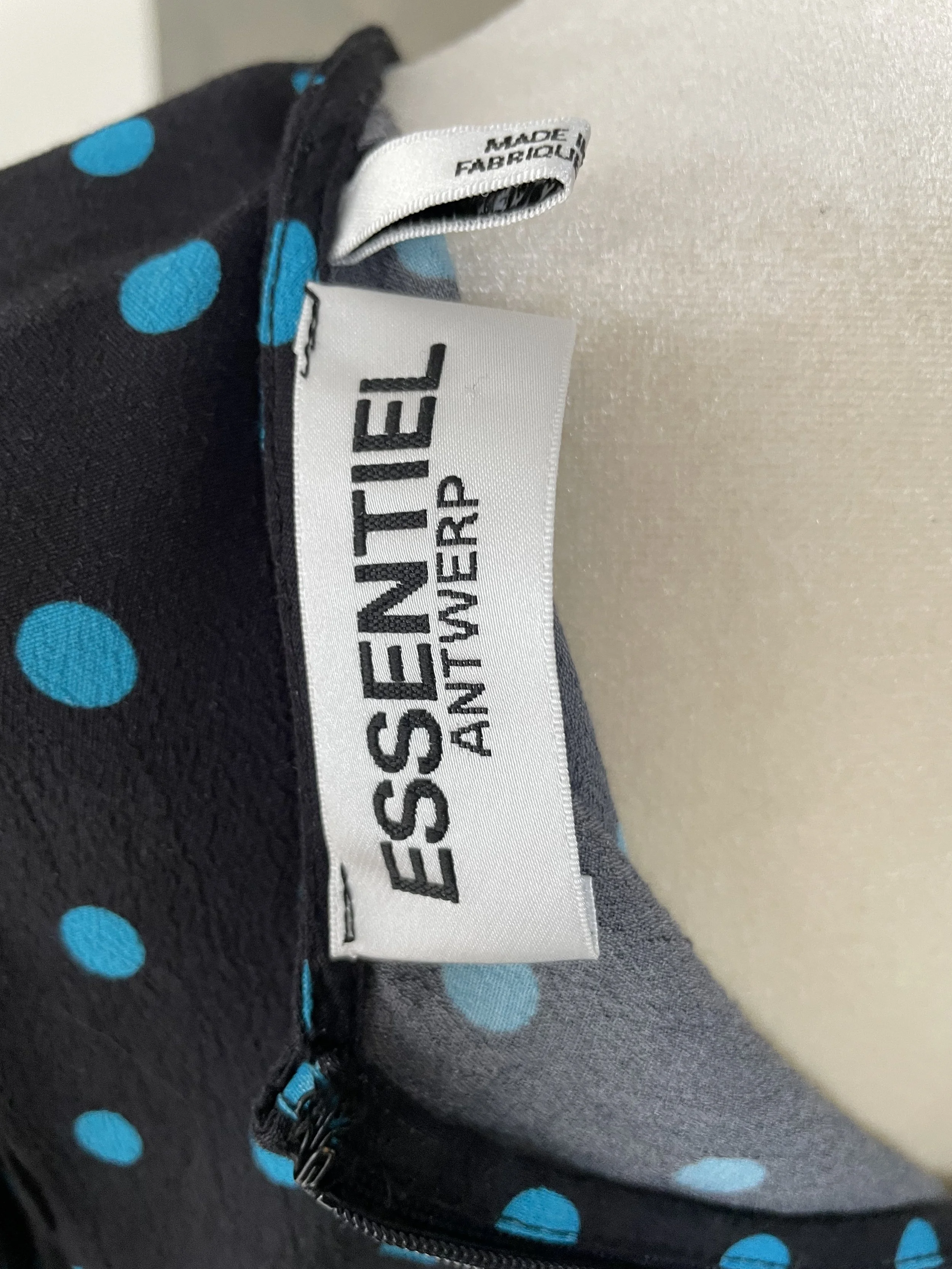 Close-up of the internal Essentiel Antwerp brand label.