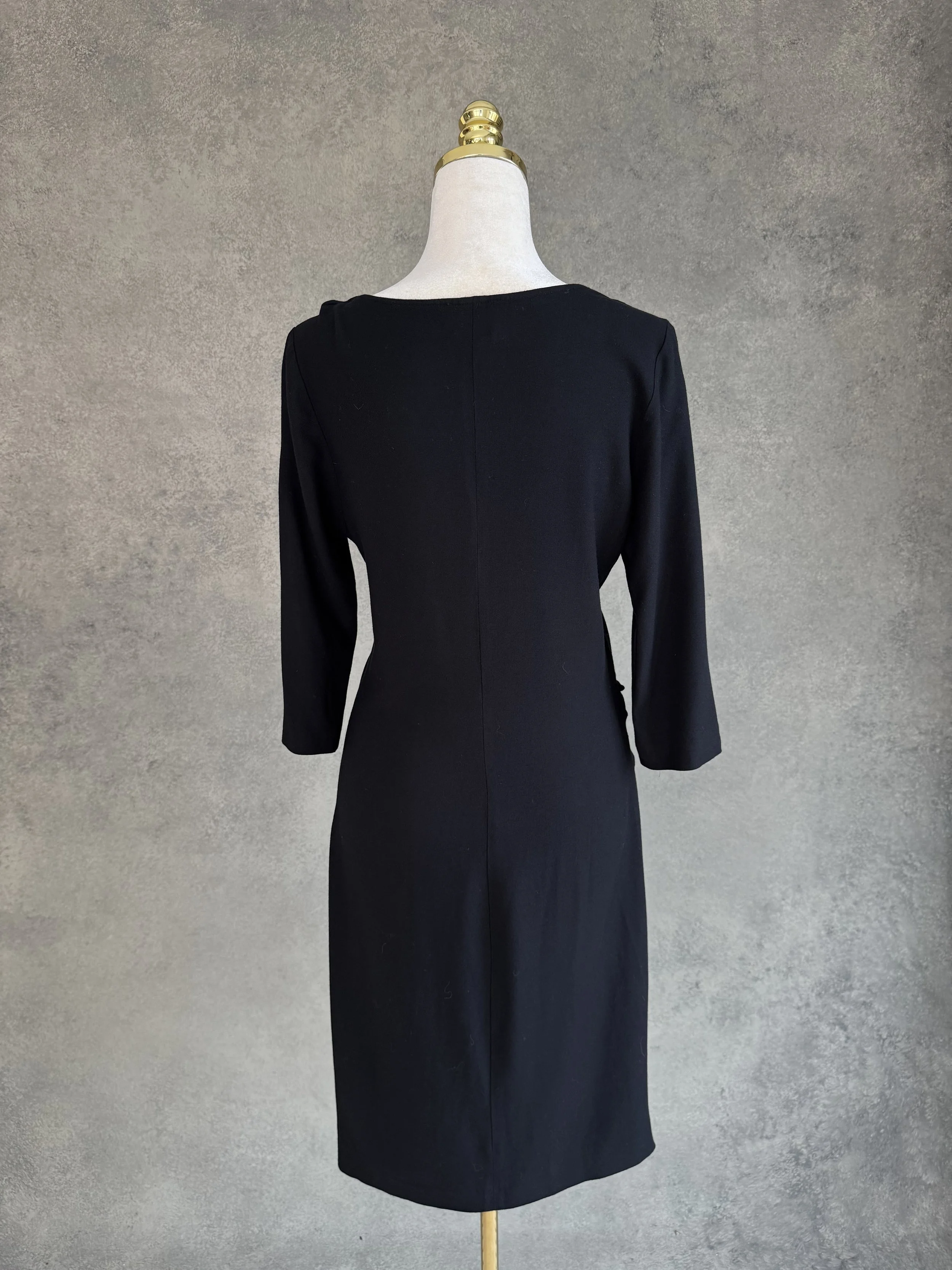 Rue Blanche schwarzes Kleid auf der Schneiderpuppe