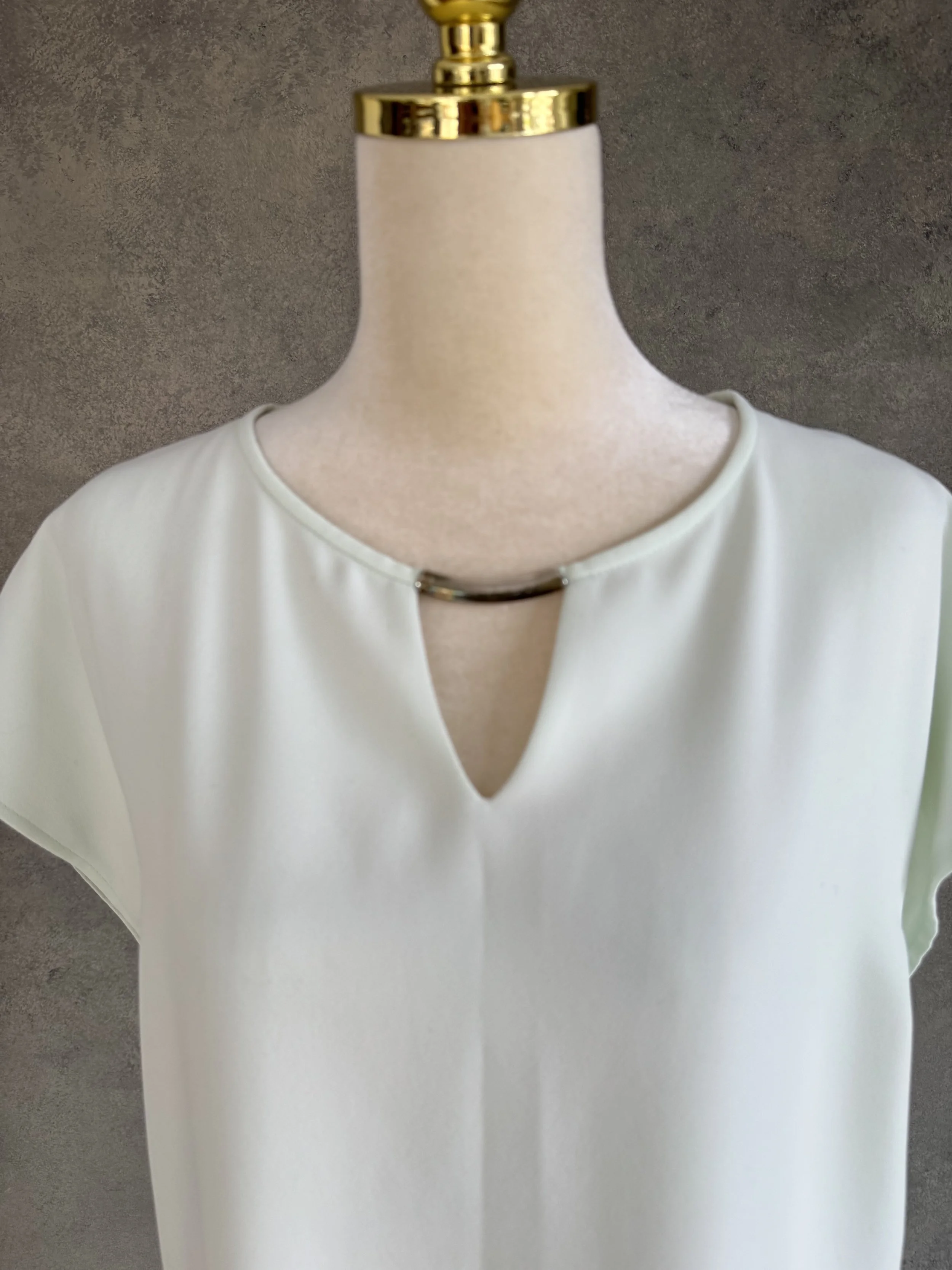 Gigue Kleid Detailaufnahme, Fokus auf den minzgrünen Stoff