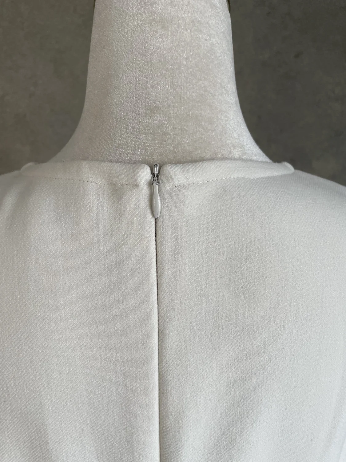 Gigue off-white dress back zipper detail close-up