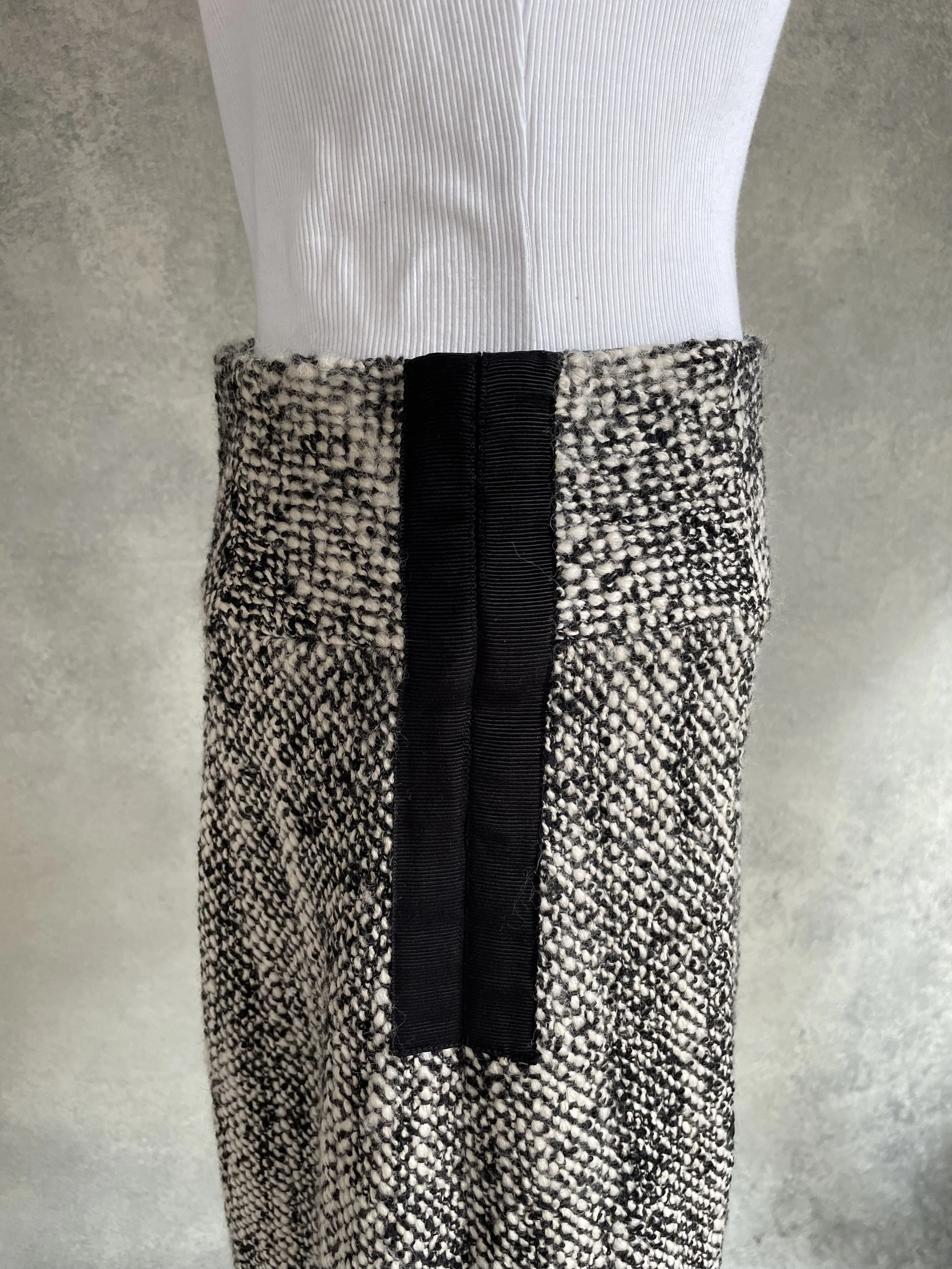 Close-up of the Natan skirt waistband and contrast side detail.