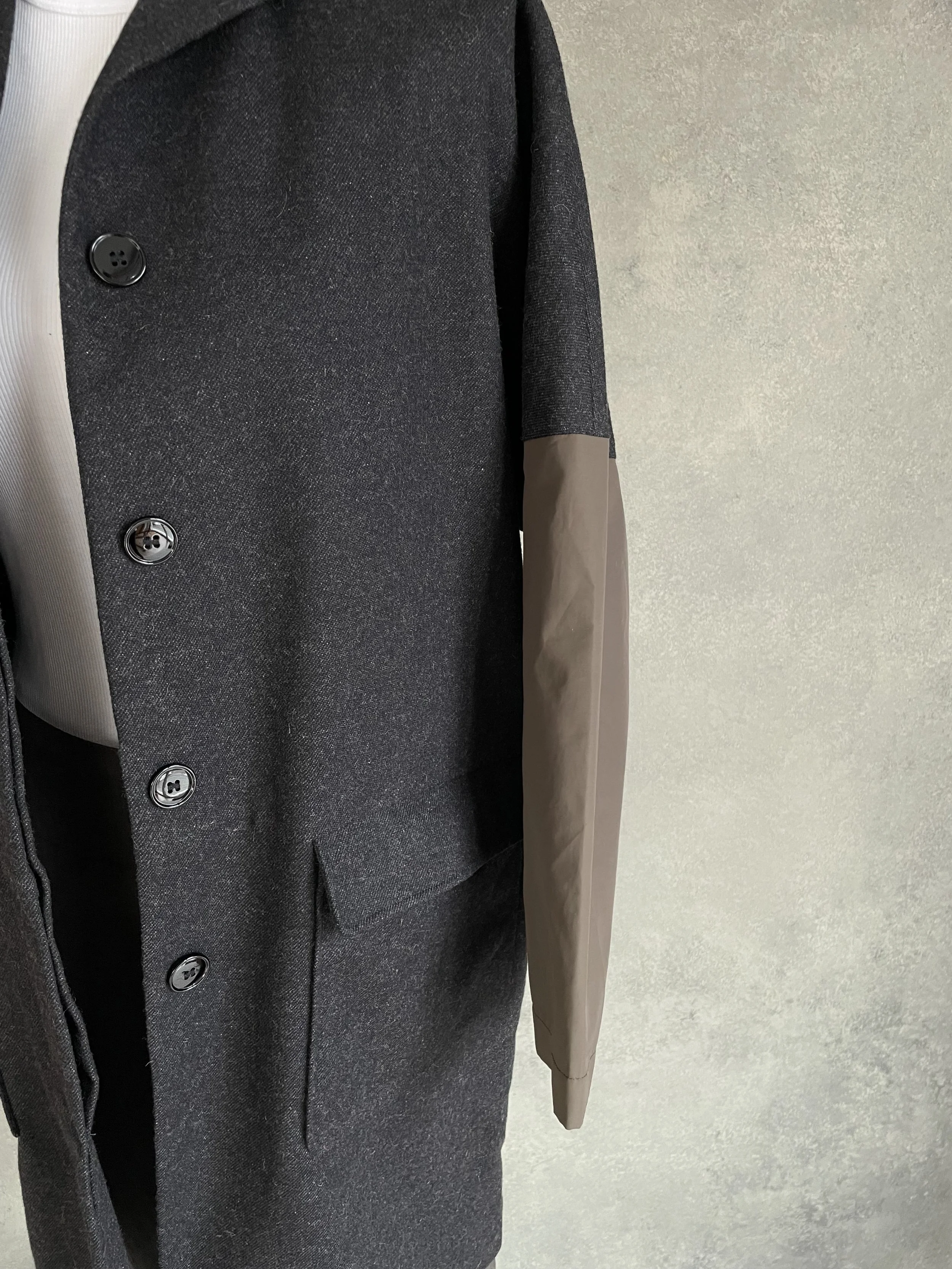 Three-quarter view of the Rue Blanche coat on a mannequin.