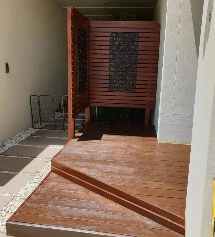 Entrance screen, timber deck and privacy screen.