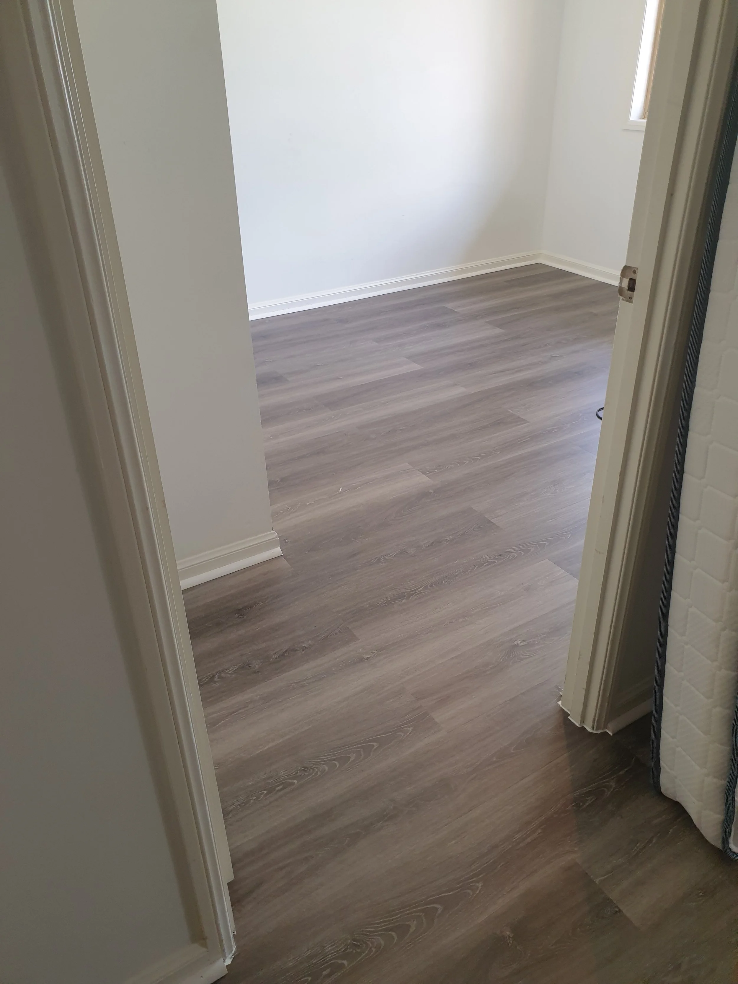 hybrid floor, small room.