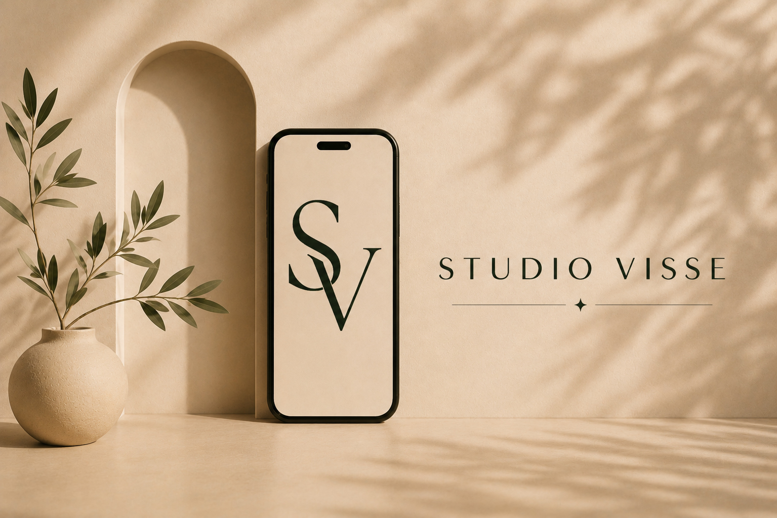 Logo Studio Visse affiché sur un smartphone dans une ambiance beige minimaliste et apaisante.