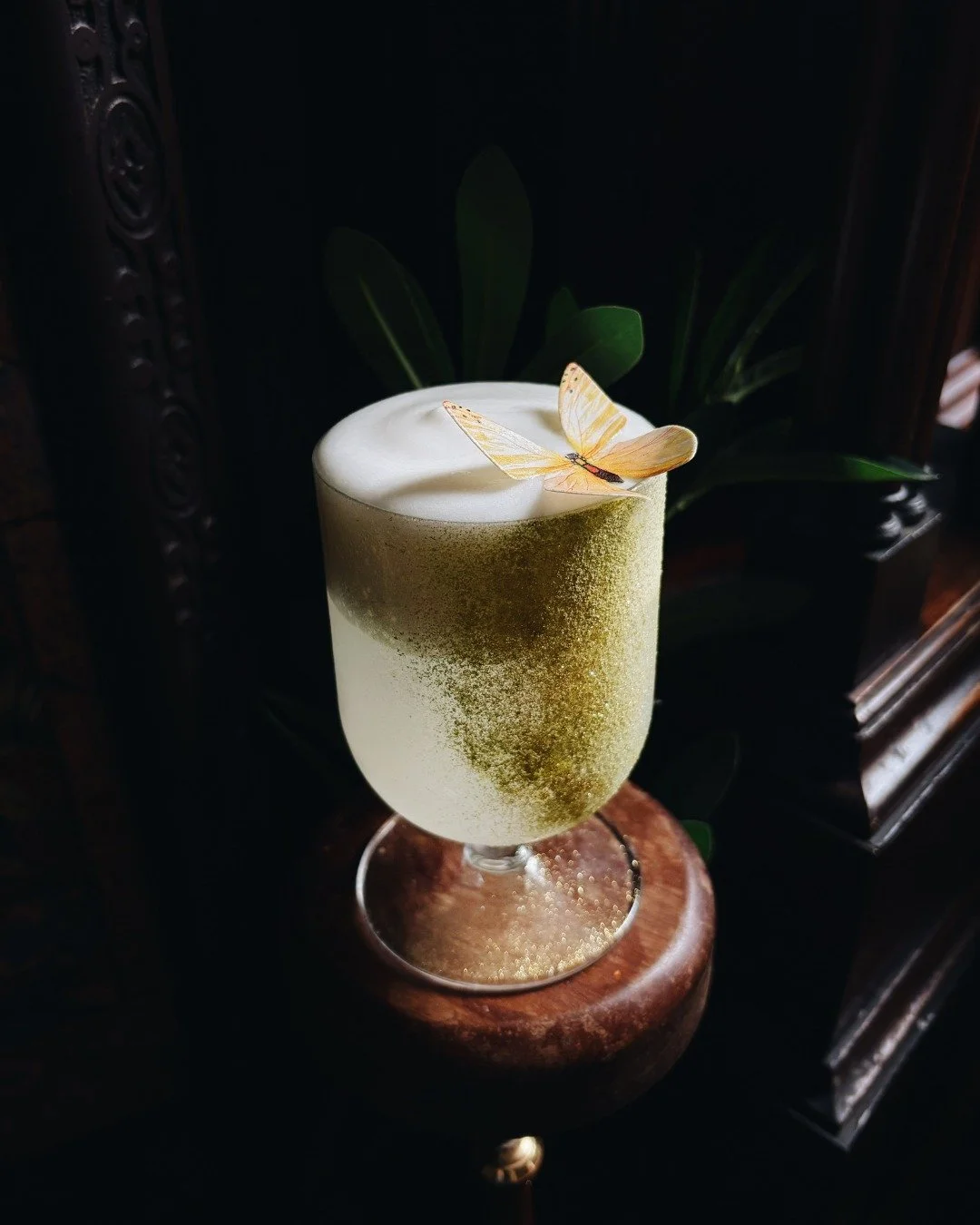 Five Minutes To Tea 🫖

A whimsical tea-time adventure in every sip. 
Japanese gin, green tea, pandan sake and yuzu, topped with a velvety matcha pandan foam.