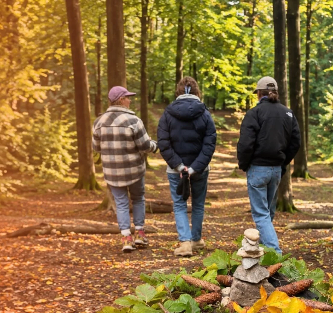 🍂 Hvad tager du med dig tilbage fra efter&aring;rsferien?🍁🥾🌲

M&aring;ske har du haft tid til at s&aelig;nke tempoet, t&aelig;nke lidt l&aelig;ngere tanker eller bare v&aelig;re.

Jeg oplever selv, at det ofte er, n&aring;r jeg tr&aelig;der ud af