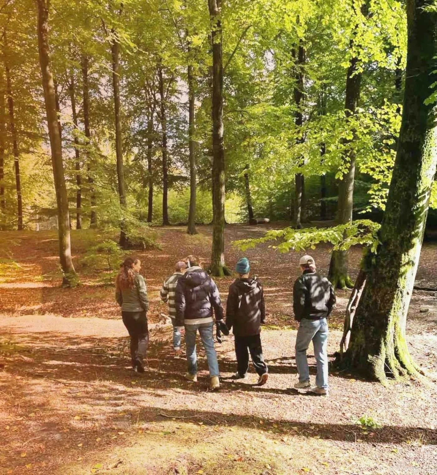 🍂&nbsp;Nogle af de vigtigste samtaler finder sted, n&aring;r vi g&aring;r. 🥾 

Det er efter&aring;rsferie. For nogle betyder det en pause fra m&oslash;der, deadlines og fyldte kalendere. M&aring;ske ogs&aring; mere tid til at komme ud. G&aring; en 
