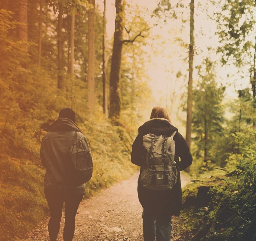 Walk &amp; Talk &ndash; samtaler, der flytter noget 🌿🥾

Nogle samtaler bliver bare anderledes, n&aring;r vi g&aring;r side om side.

Ude i luften.
Med kroppen i bev&aelig;gelse.
Uden et m&oslash;debord imellem os.

Walk &amp; Talk for Change er et 