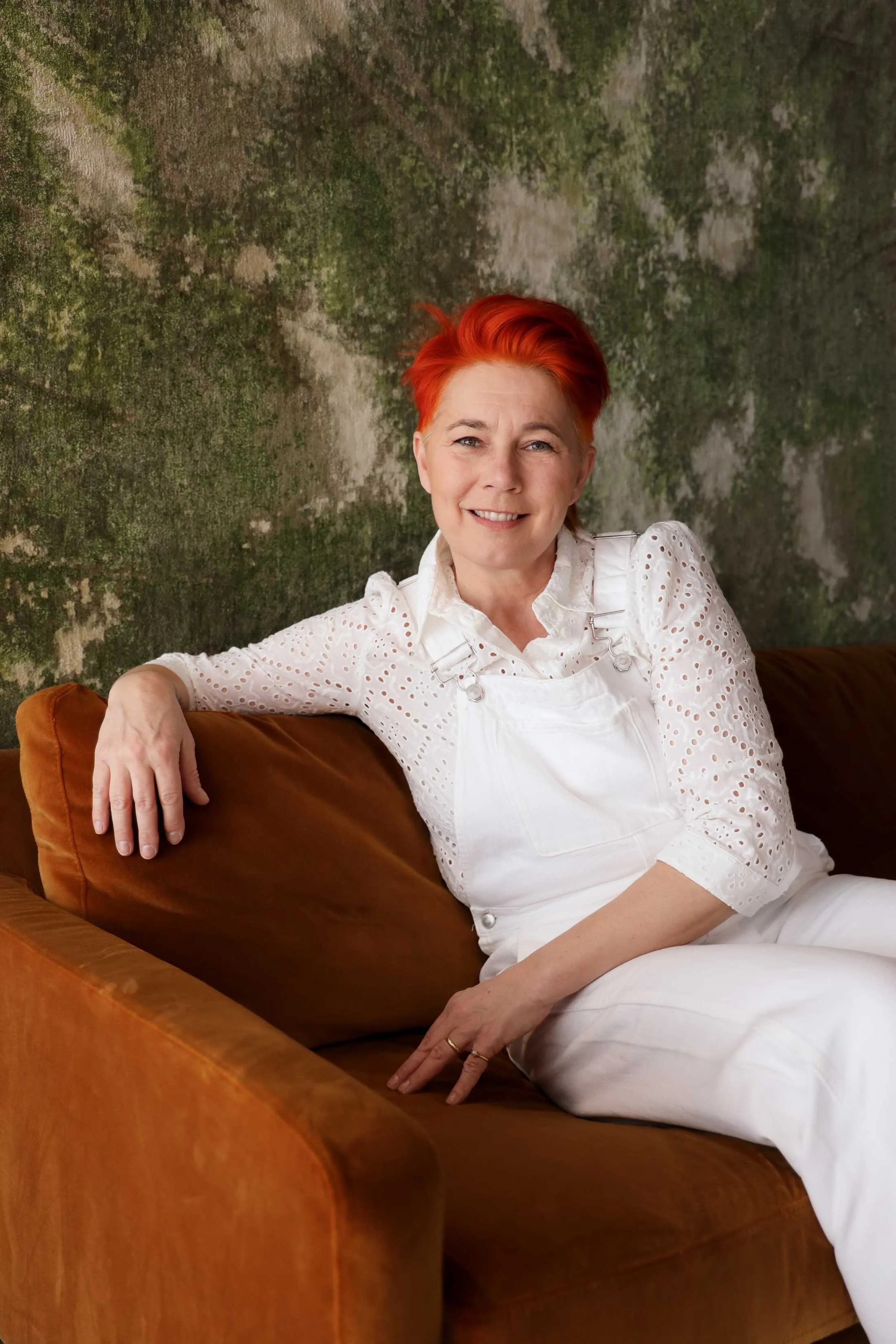 Anna Taws er facilitator, coach og regenerativ designer. Hun står bag Refleksionsrum, der hjælper ledere, teams og organisationer med refleksion, psykologisk tryghed, relationel kapacitet og bæredygtig forandring.