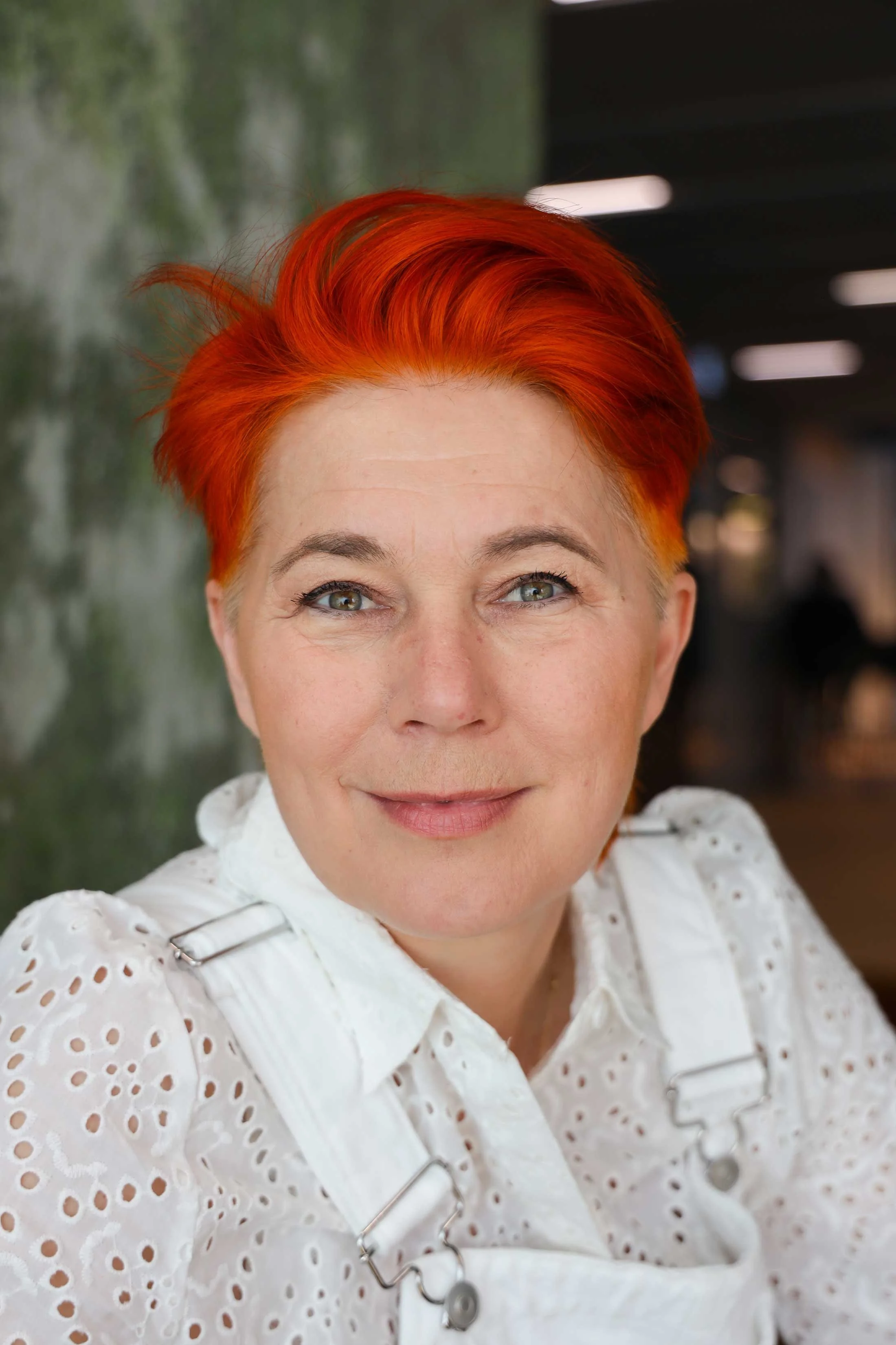 Anna Taws står bag Reflektionsrum og arbejder med regenerativ facilitering, coaching og design. Hun hjælper ledere, teams og organisationer med refleksion, dialog, trivsel og klarhed i komplekse situationer.