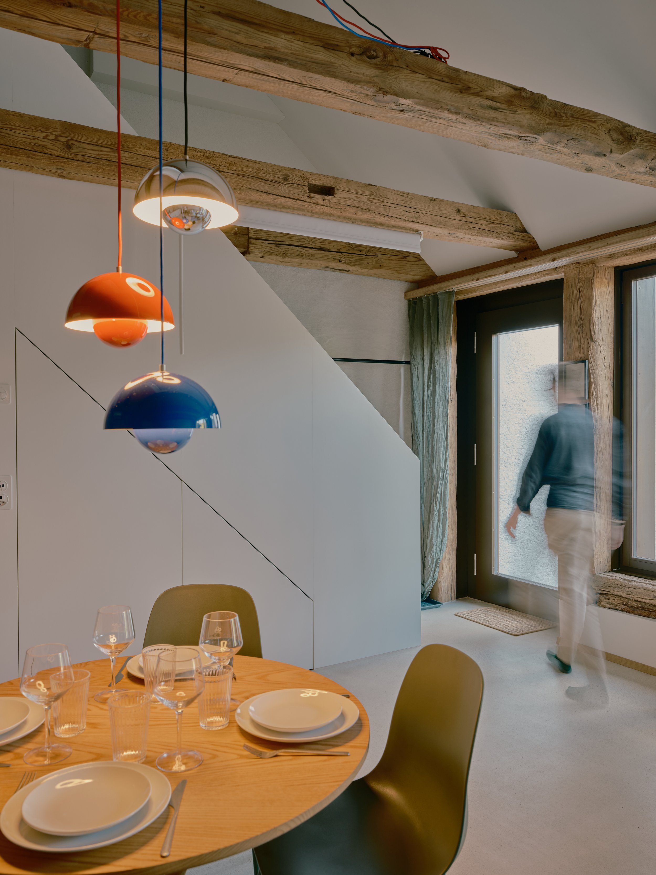Esstisch mit bunte Lampen.jpg