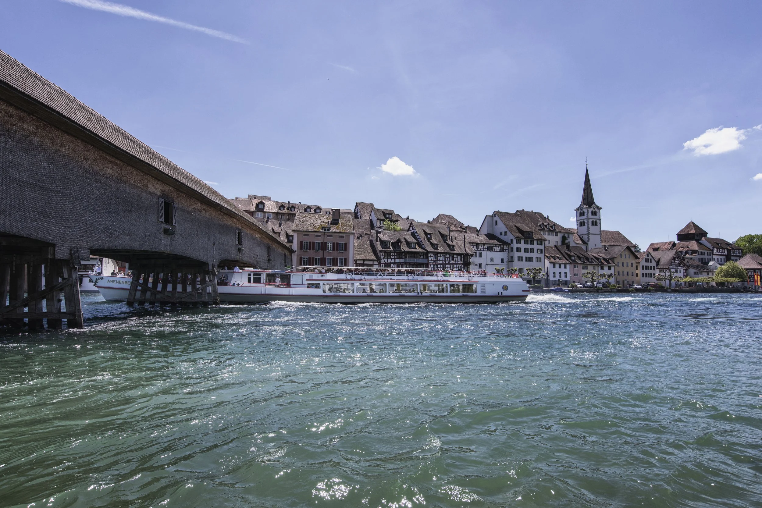 Rheinbrücke Diessenhofen–Gailingen Schiff.jpg
