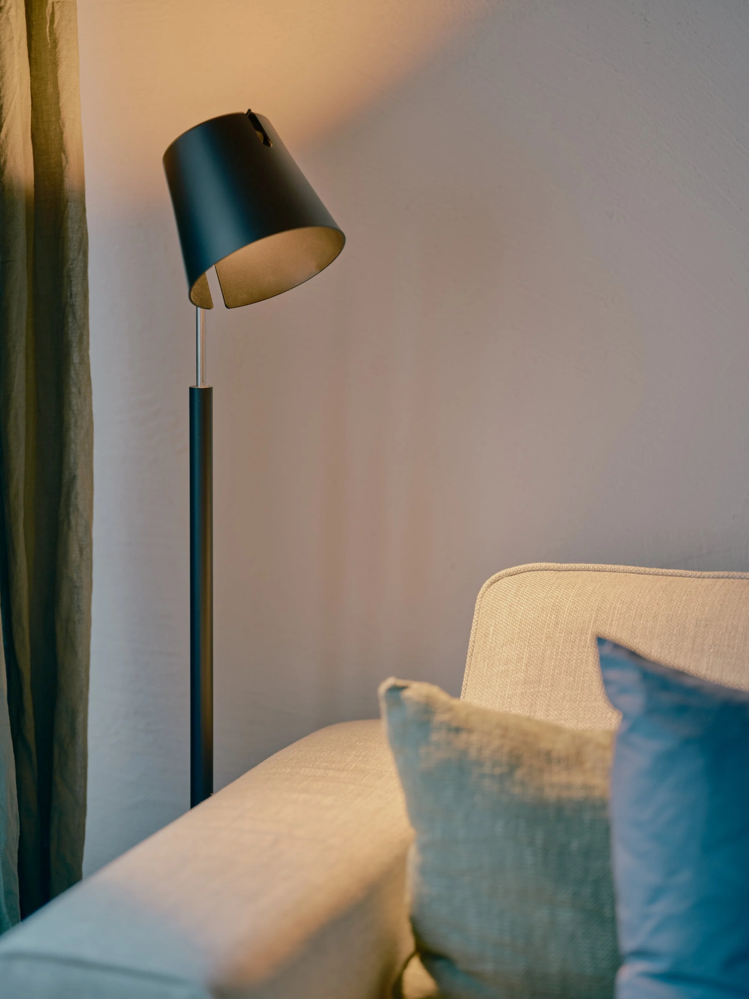 Wohnzimmer Baltensweiler Stehlampe.jpg
