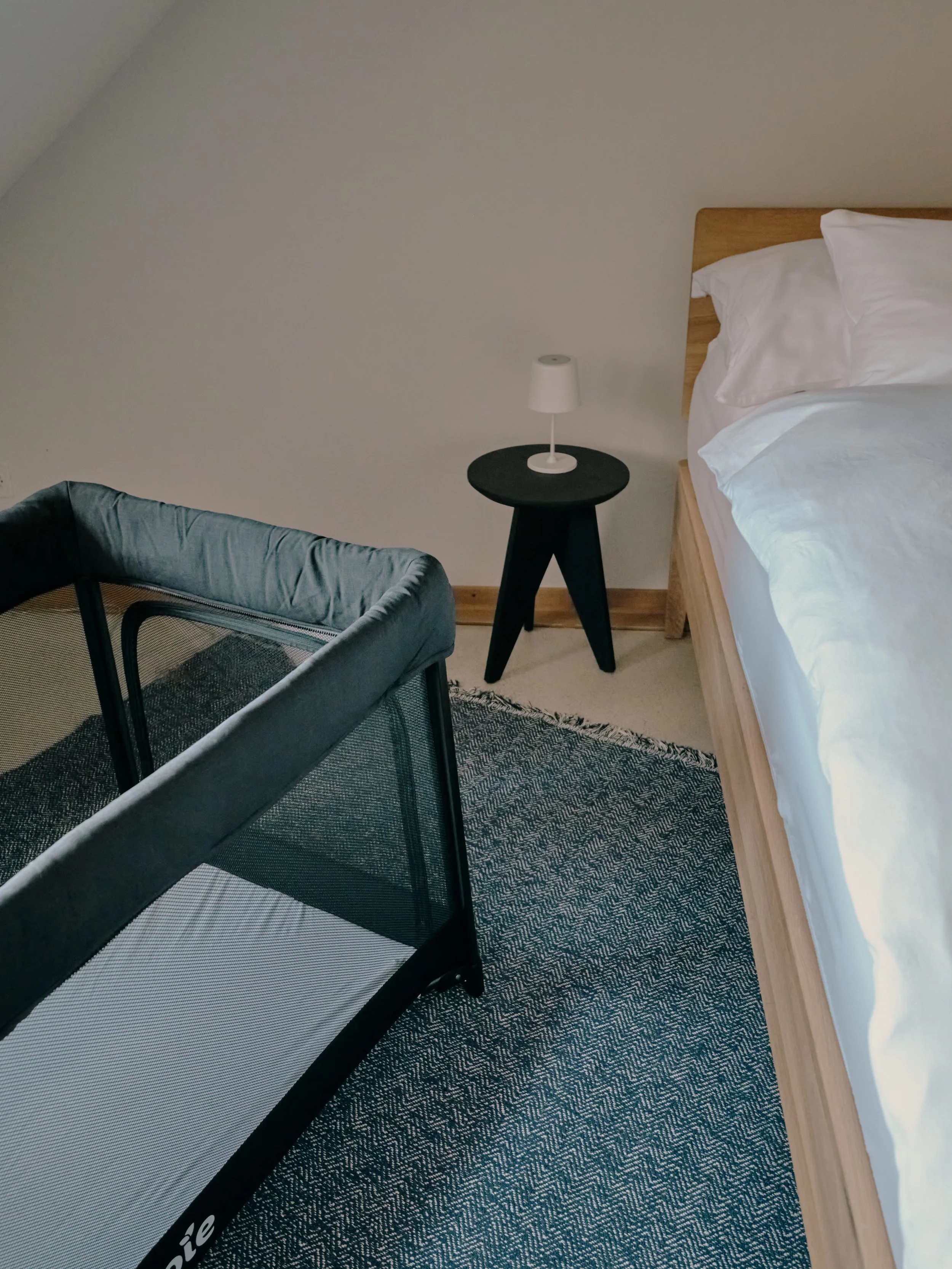Kinderbett im Schlafzimmer.jpg