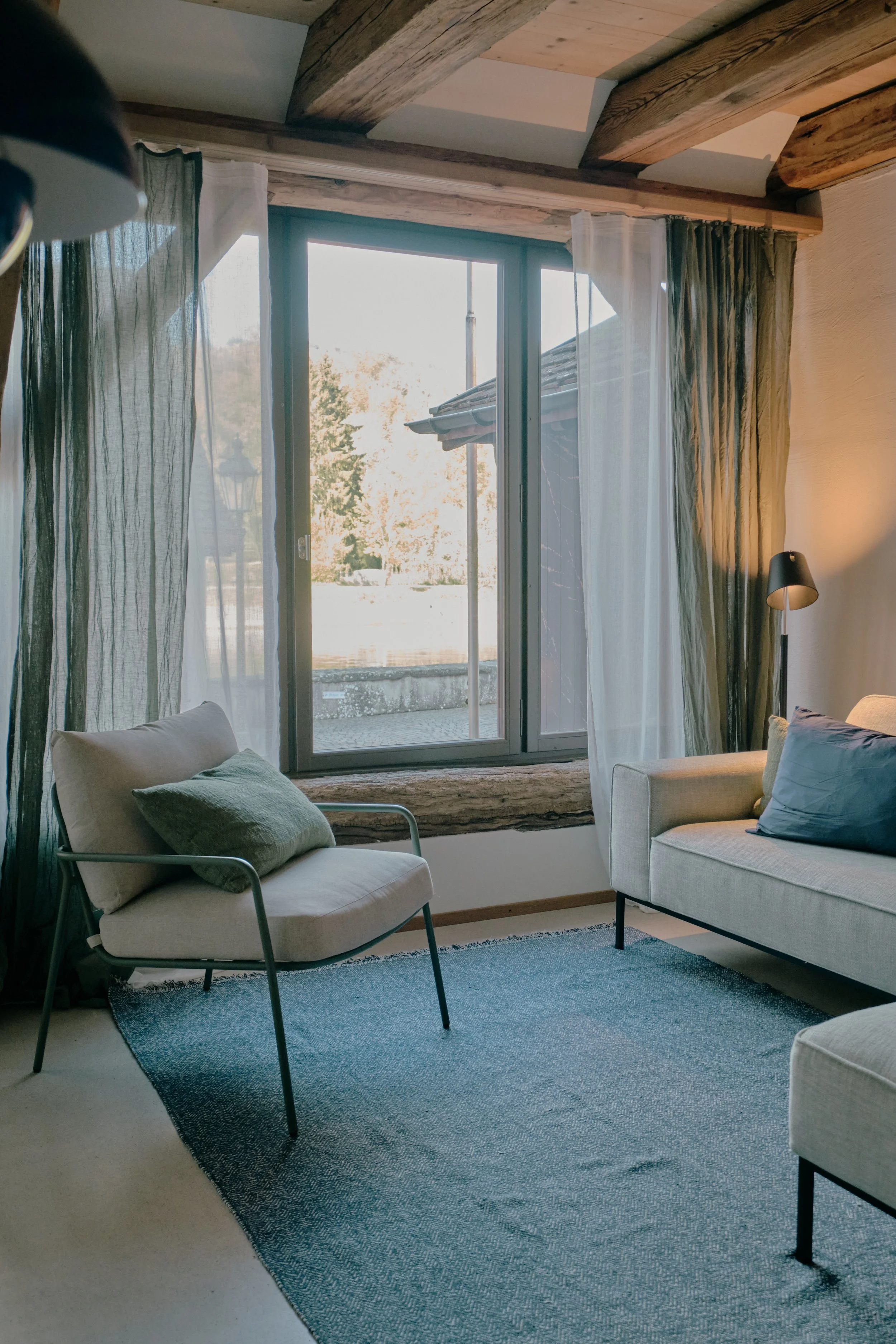 Wohnzimmer mit Aussicht auf Rhein.jpg