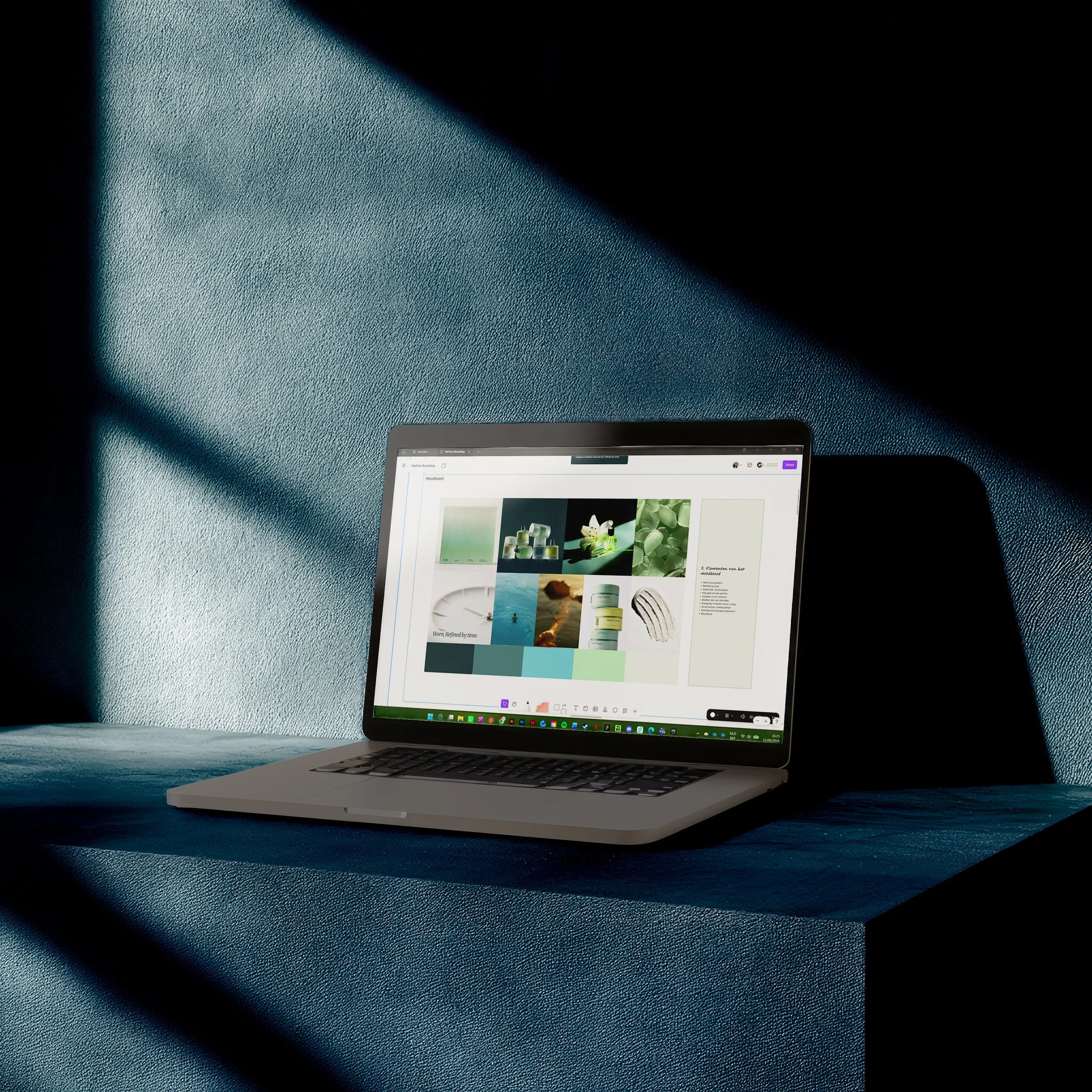 Een laptop op een houten tafel met een donkere blauwe en zwart gestreepte muur op de achtergrond.