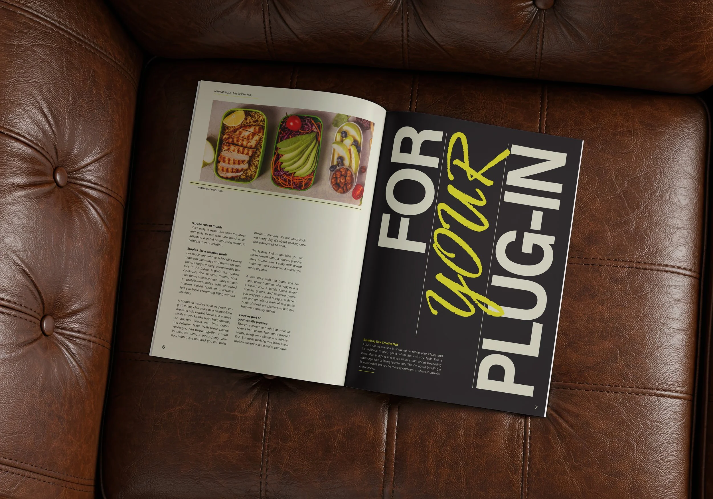 Open magazine met afbeeldingen van gegrilde kip, groenten en fruit, ligt op een leren bank.