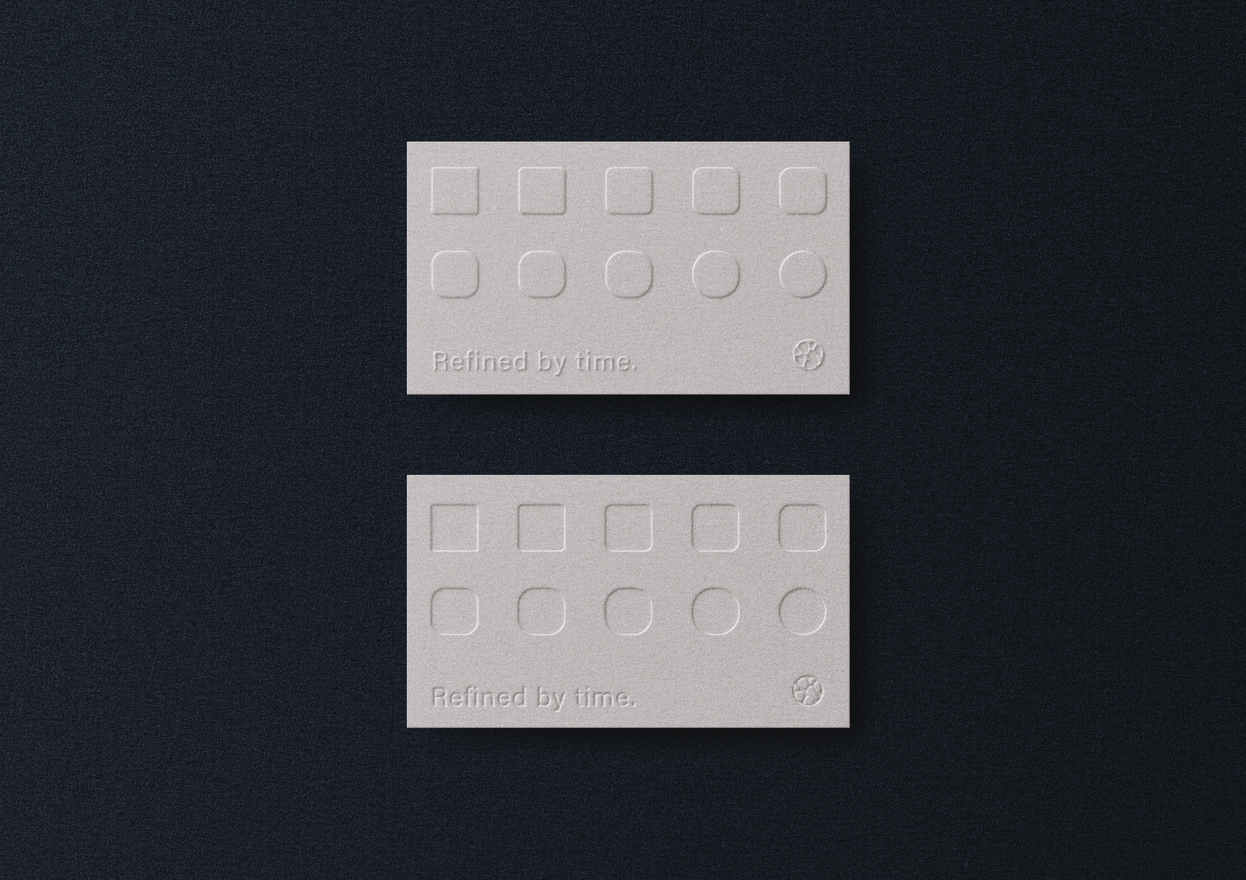 Een witte kaart met negen lege vakjes voor het maken van aantekeningen, onder de vakjes staat de tekst 'Refined by time.' en een klein logo in de rechter benedenhoek.